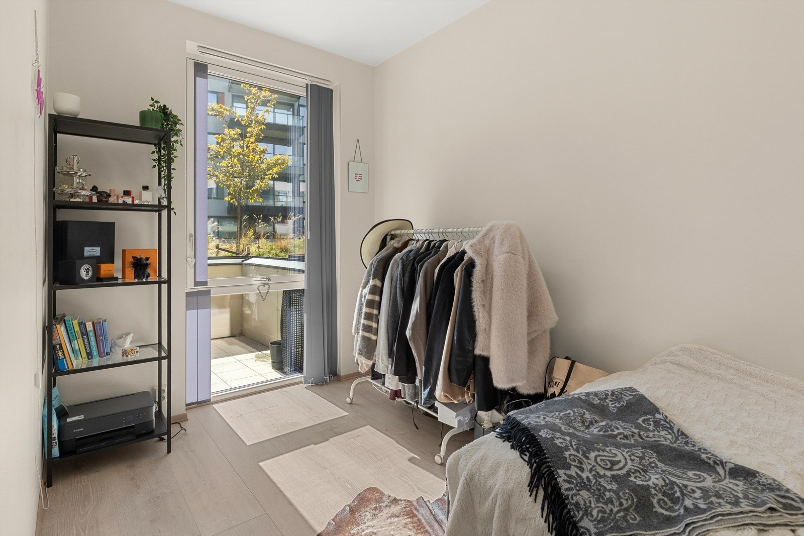 Rommet er på 8,5 kvm og har god plass til seng og garderobe Galleribilde