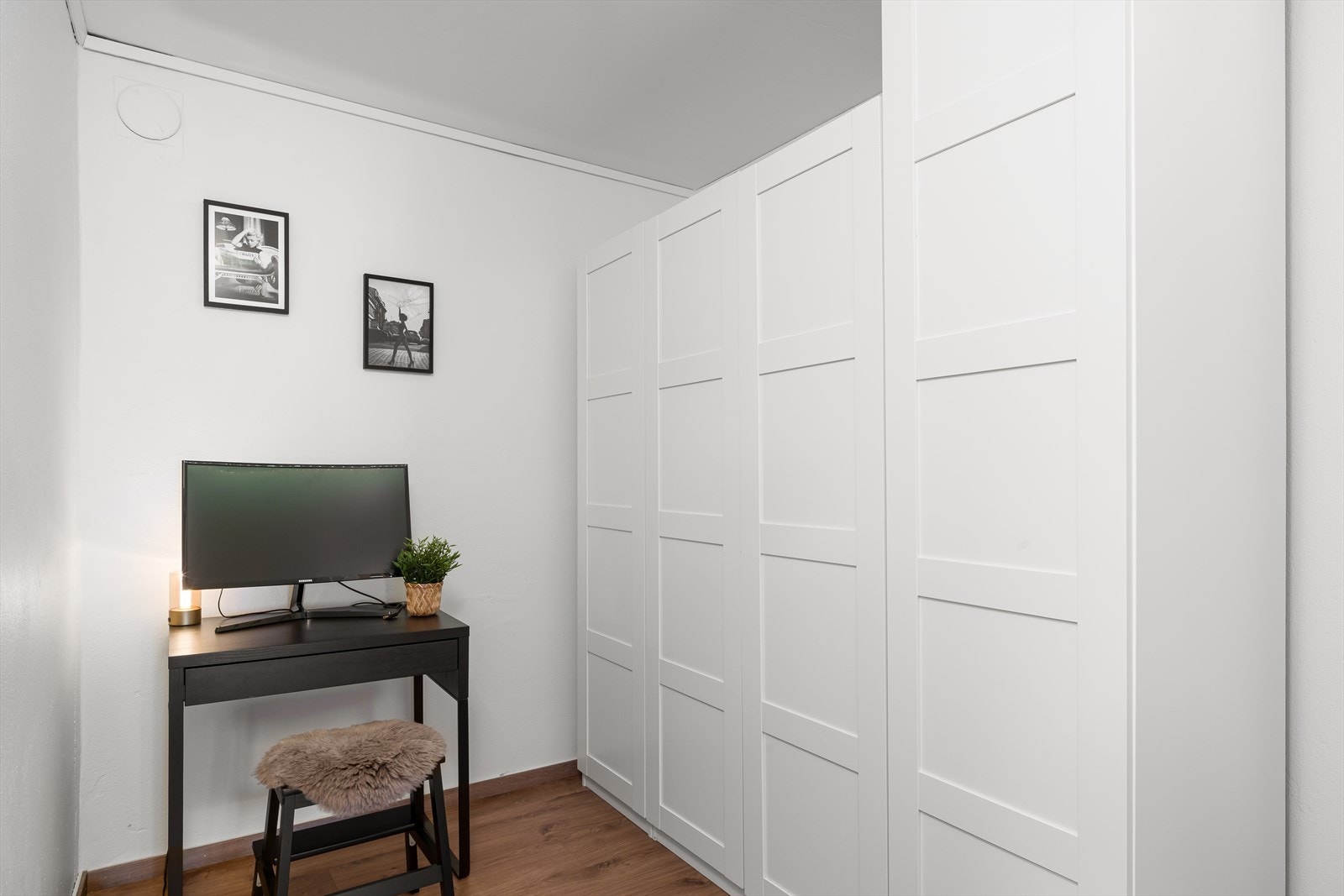 Dette innredede rommet, som fungerer som en ekstern bod eller kontor, gir verdifull ekstra plass for lagring eller hjemmekontor. Galleribilde