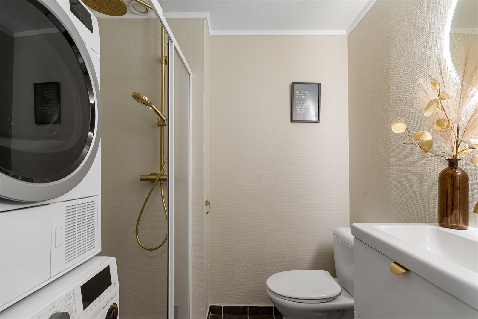Mekanisk ventilasjon og felles avtrekksvifte, byttet i 2024, sikrer god luftsirkulasjon på badet. Galleribilde