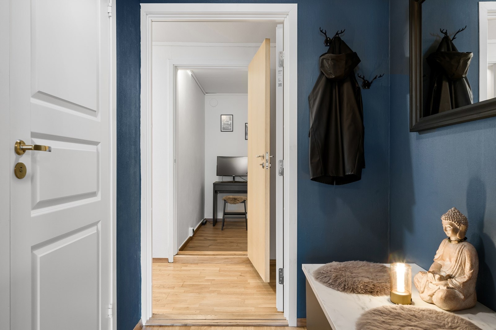 Ytterdøren til leiligheten ble montert i 2023 og ønsker deg velkommen inn i en lys og innbydende entré. Galleribilde