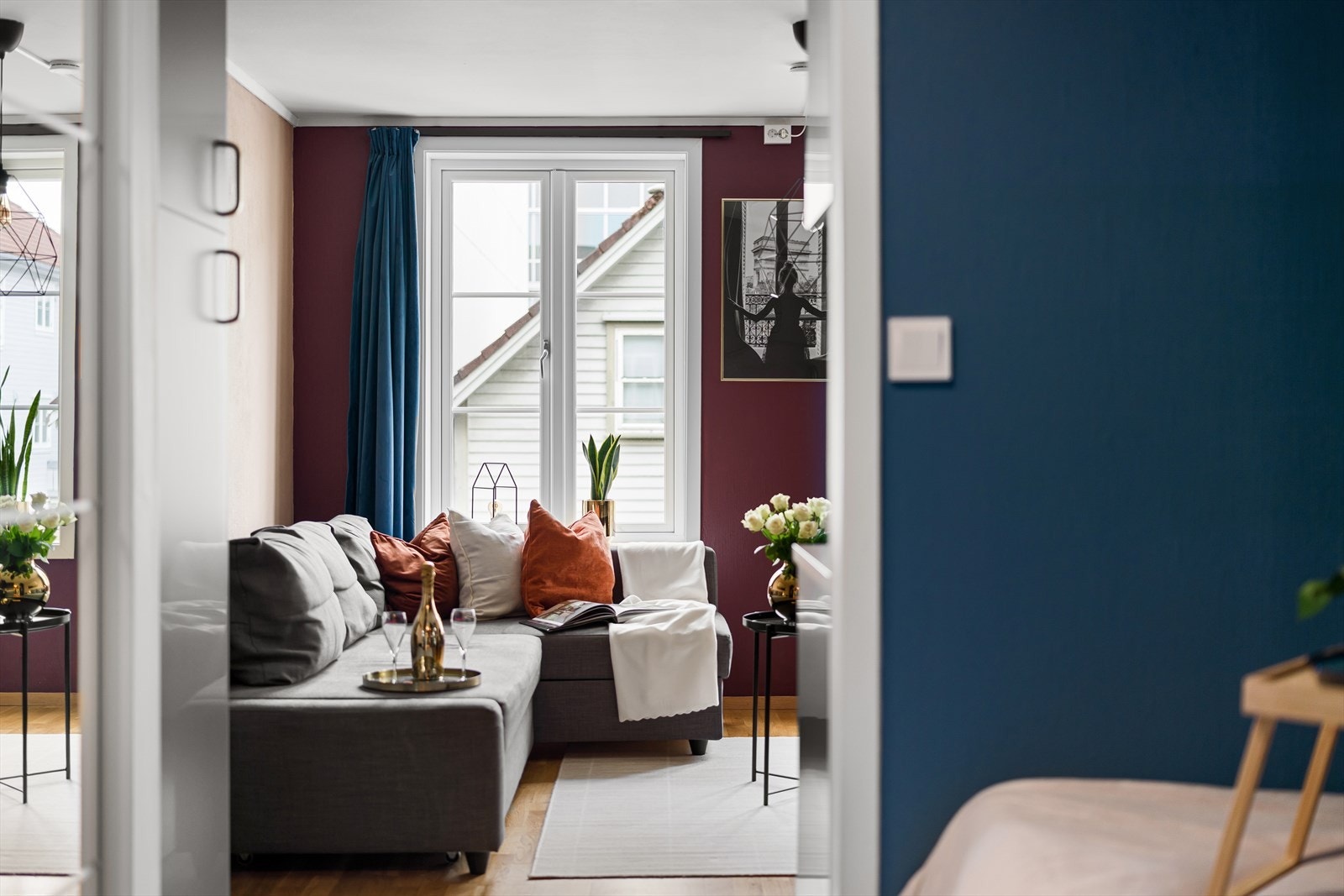 Stuen gir rom for en komfortabel sofagruppe, ideell for avslapning etter en lang dag. Galleribilde