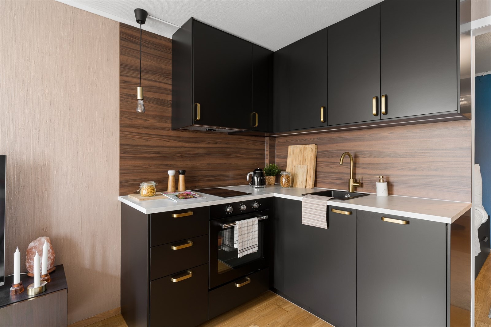 Detaljer som den integrerte ovnen og platetoppen fremhever kjøkkenets moderne og funksjonelle design. Galleribilde