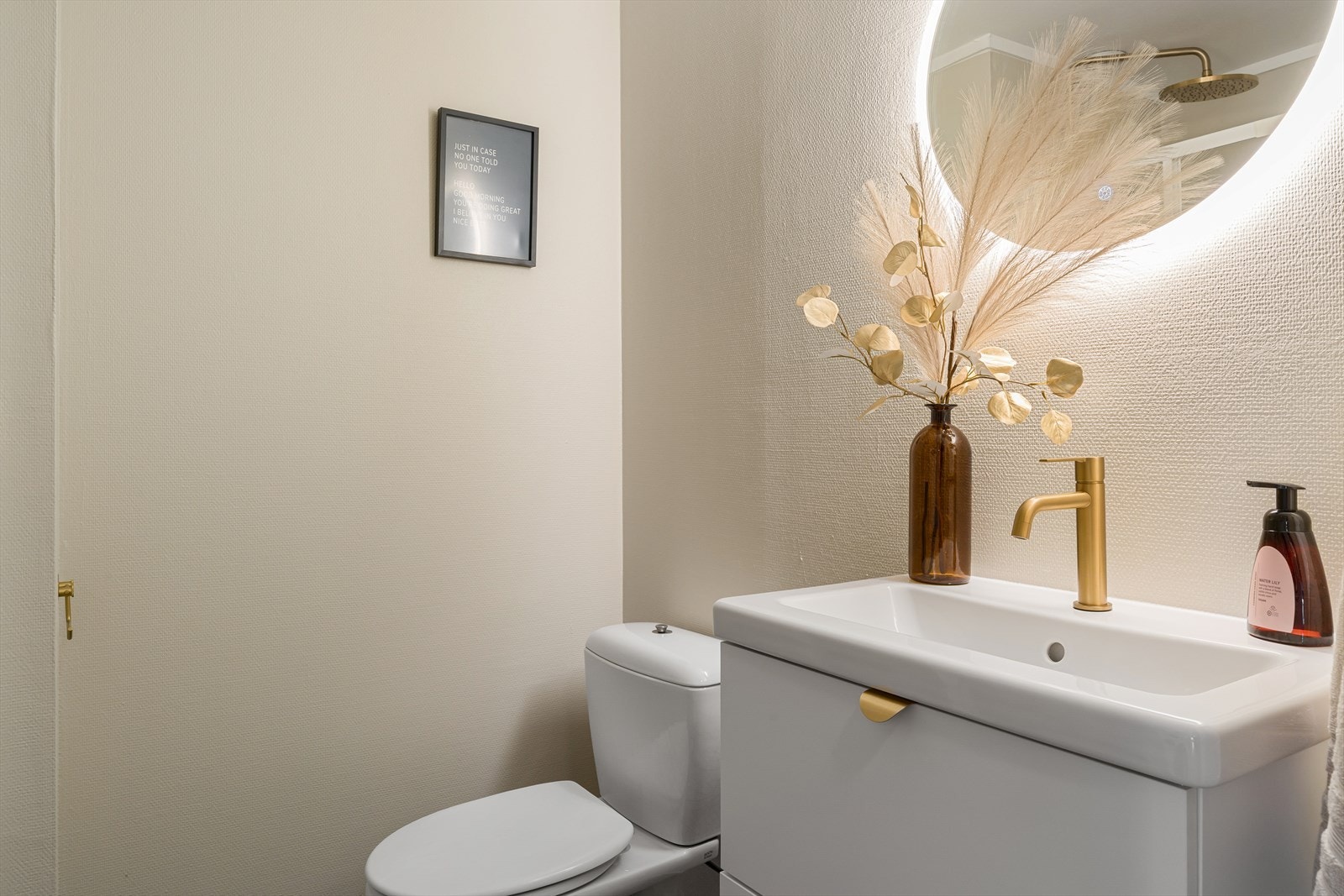 Servant og blandebatteri er fra 2026, og gir badet et moderne og stilrent preg. Galleribilde