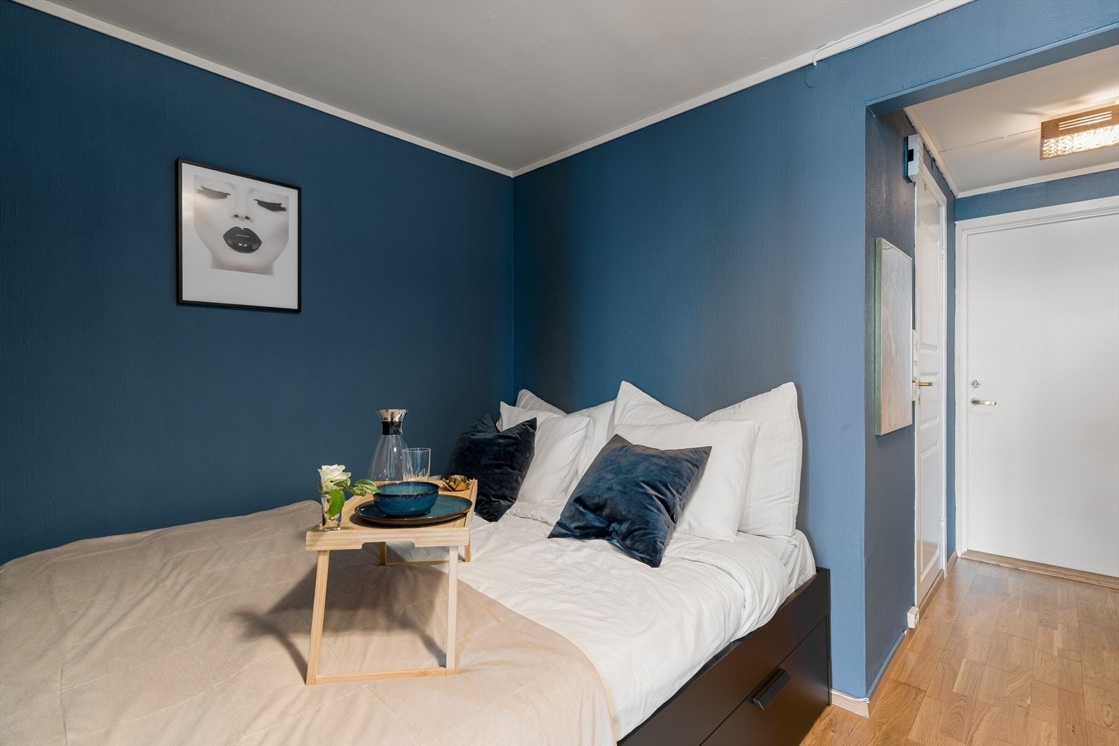 Sovealkoven er en smart løsning for et eget soveområde, med plass til seng og nattbord. Galleribilde