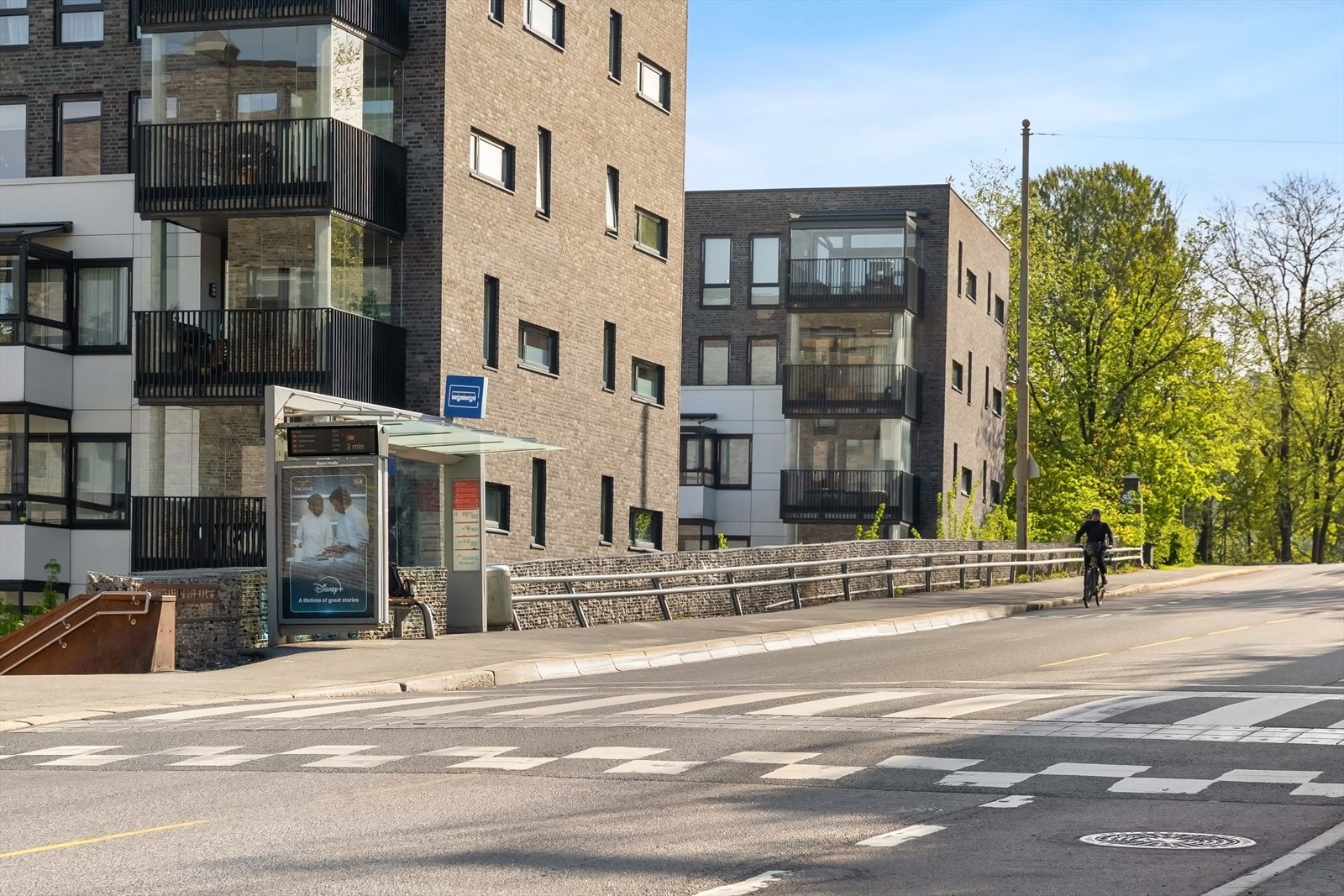I gangavstand fra leiligheten finner man Kværner bussholdeplass, som enkelt tar deg inn til sentrum. Galleribilde