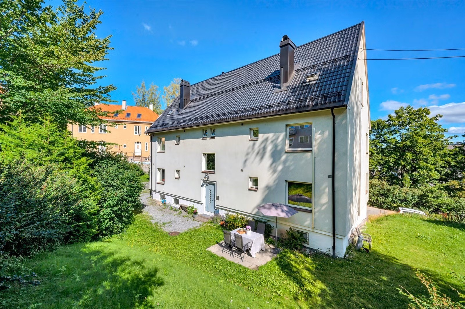 Velholdt bygård fra 1955 i et rolig boligområde. Galleribilde