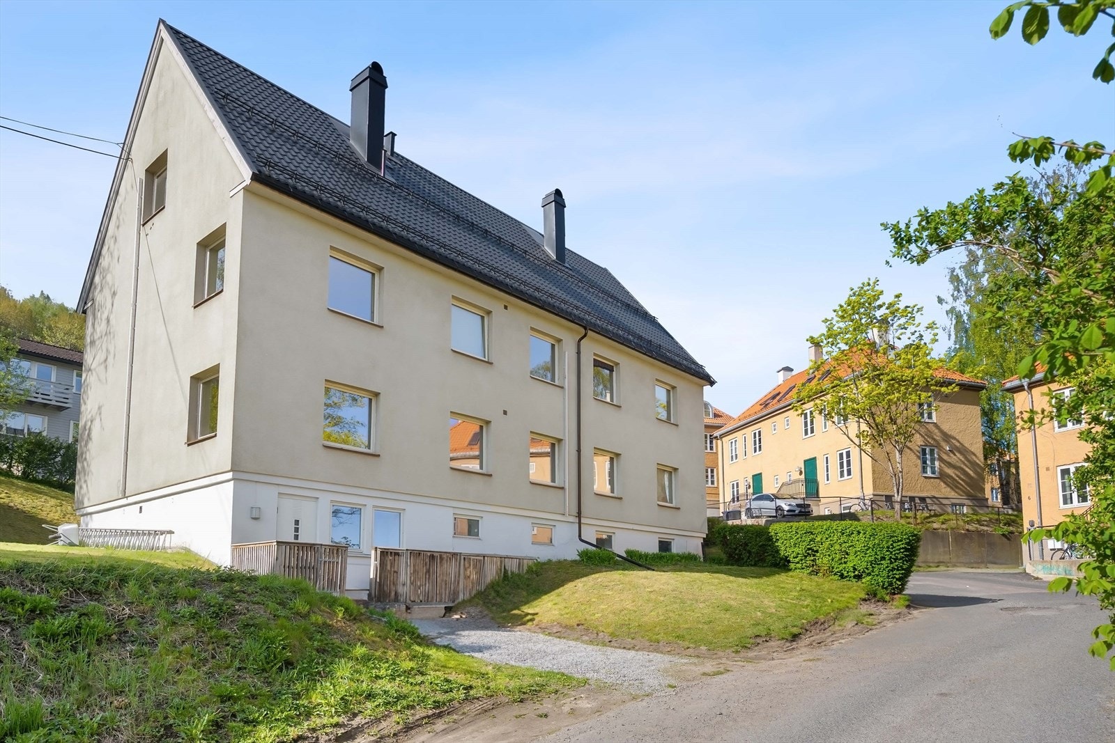 Bygget ligger tilbaketrukket i et etablert og rolig boligområde i bydel Gamle Oslo. Galleribilde
