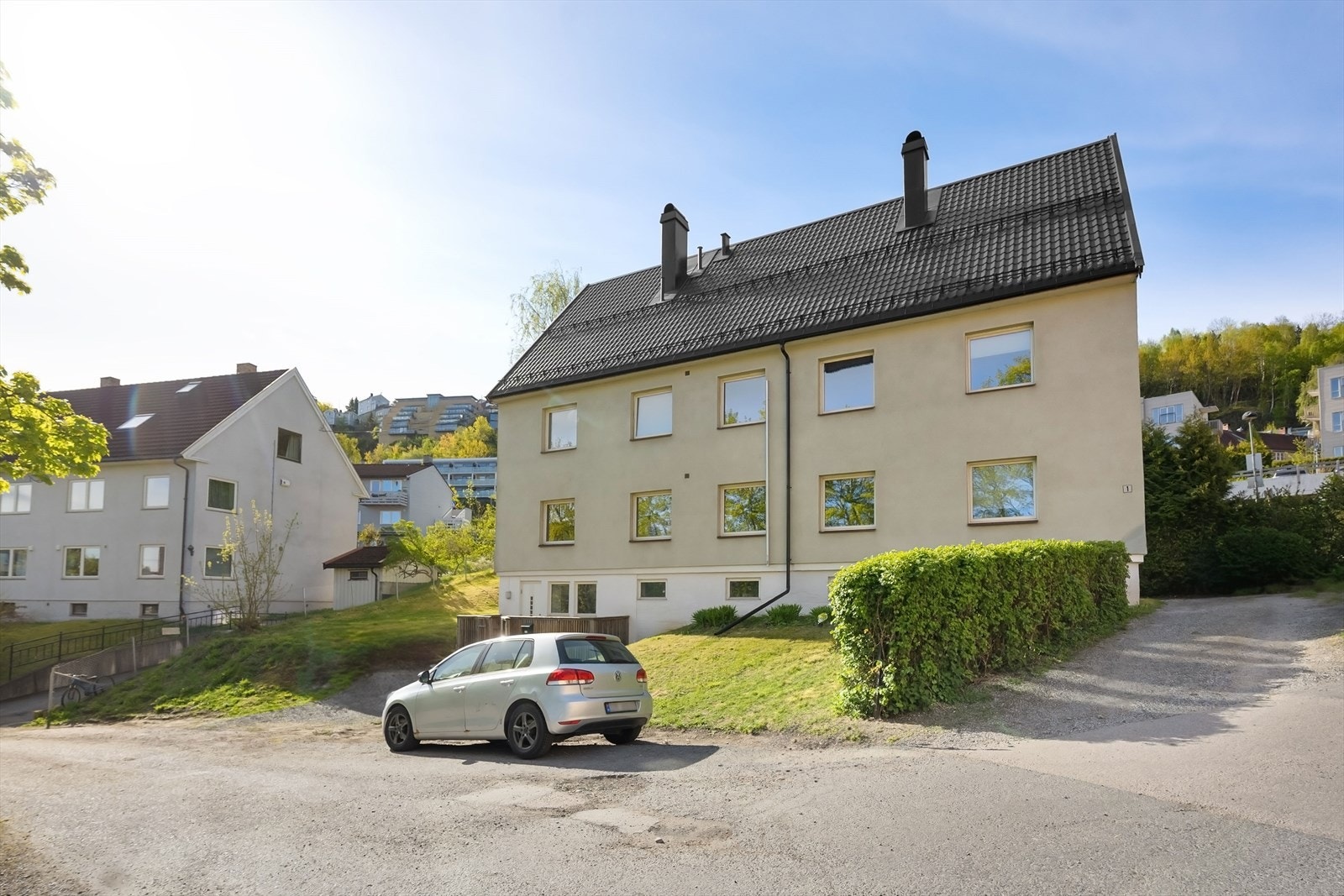 Her er det gode parkeringsmuligheter med fire plasser på eiendommen etter "førstemann til mølla"-prinsippet. Galleribilde