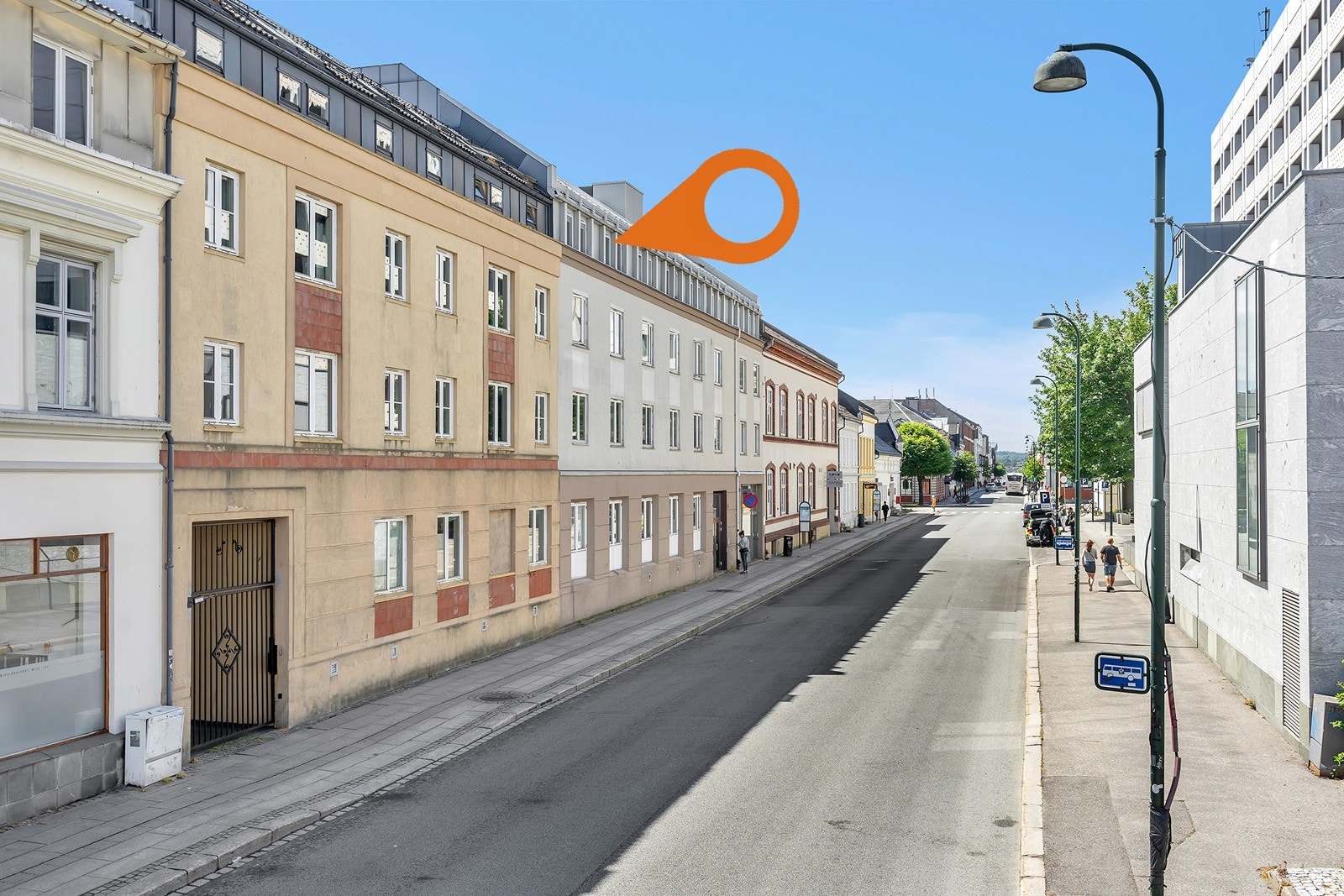 Handlegaten markens med et rikt utvalg butikker, kafeer, restauranter m.m. ligger et par minutter å gå unna. Busstopp med hyppige avganger til alle kriker og kroker i Kristiansand og omegn. Galleribilde