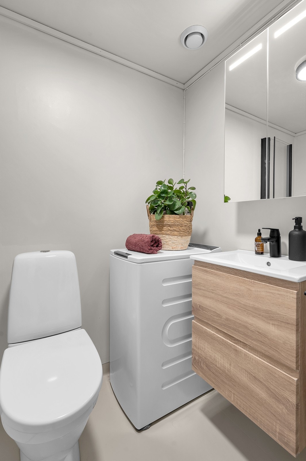 Flott bad med nyere baderomsinnredning og opplegg for vaskemaskin. Galleribilde