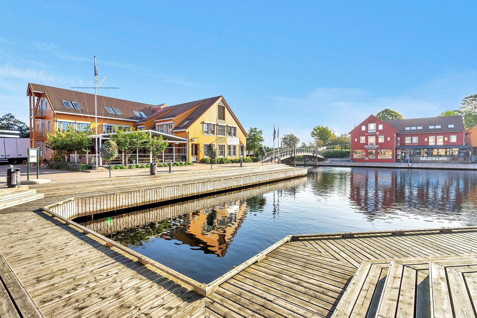 Fiskebrygga, bystranda, Nupenparken, UiA, byens videregående skoler og treningssenter rett i nærheten. Galleribilde