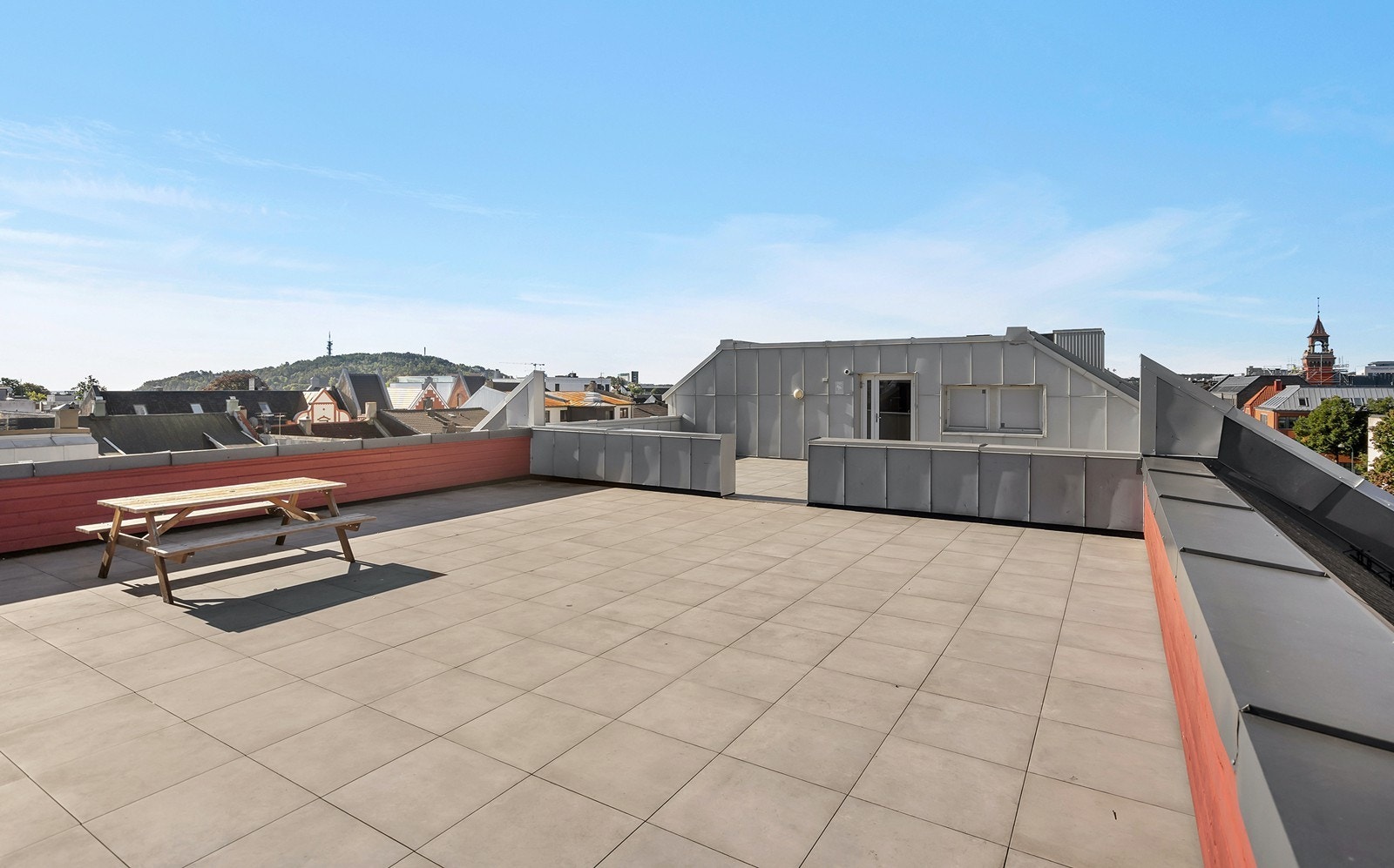 Stor solrik felles takterrasse med herlig utsikt over byen. Galleribilde