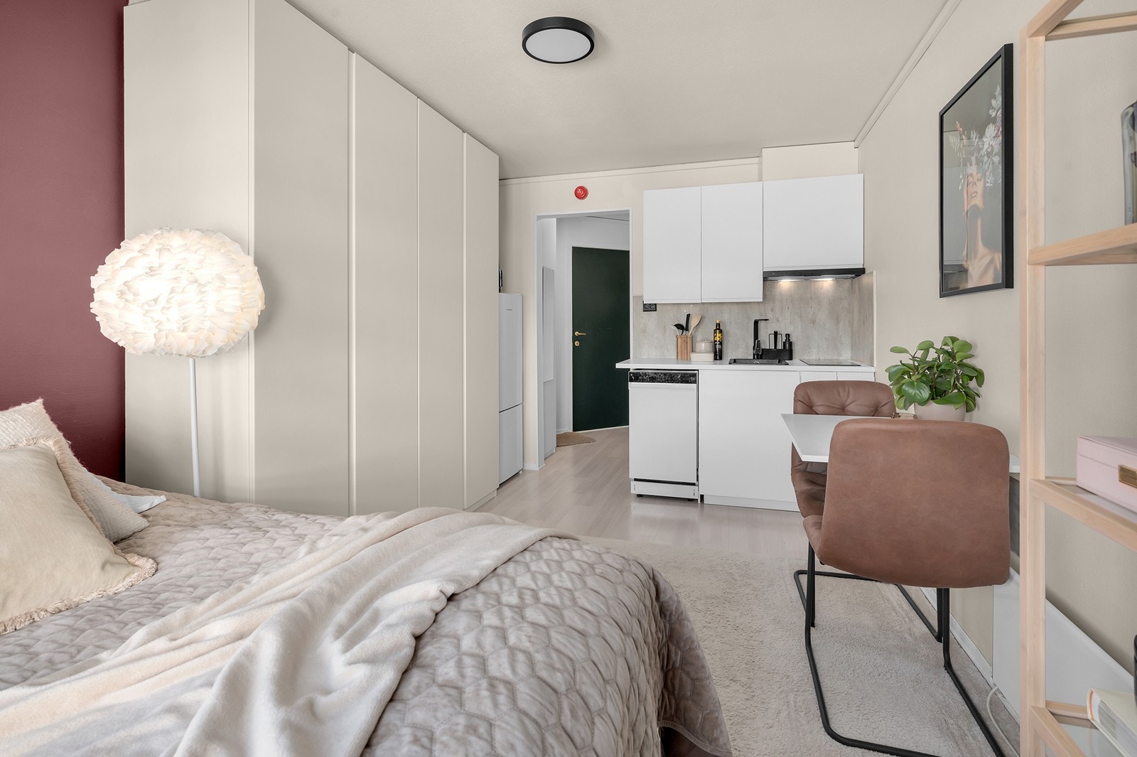 I stue/kjøkkenet har man plass til spisebord og stoler. Galleribilde