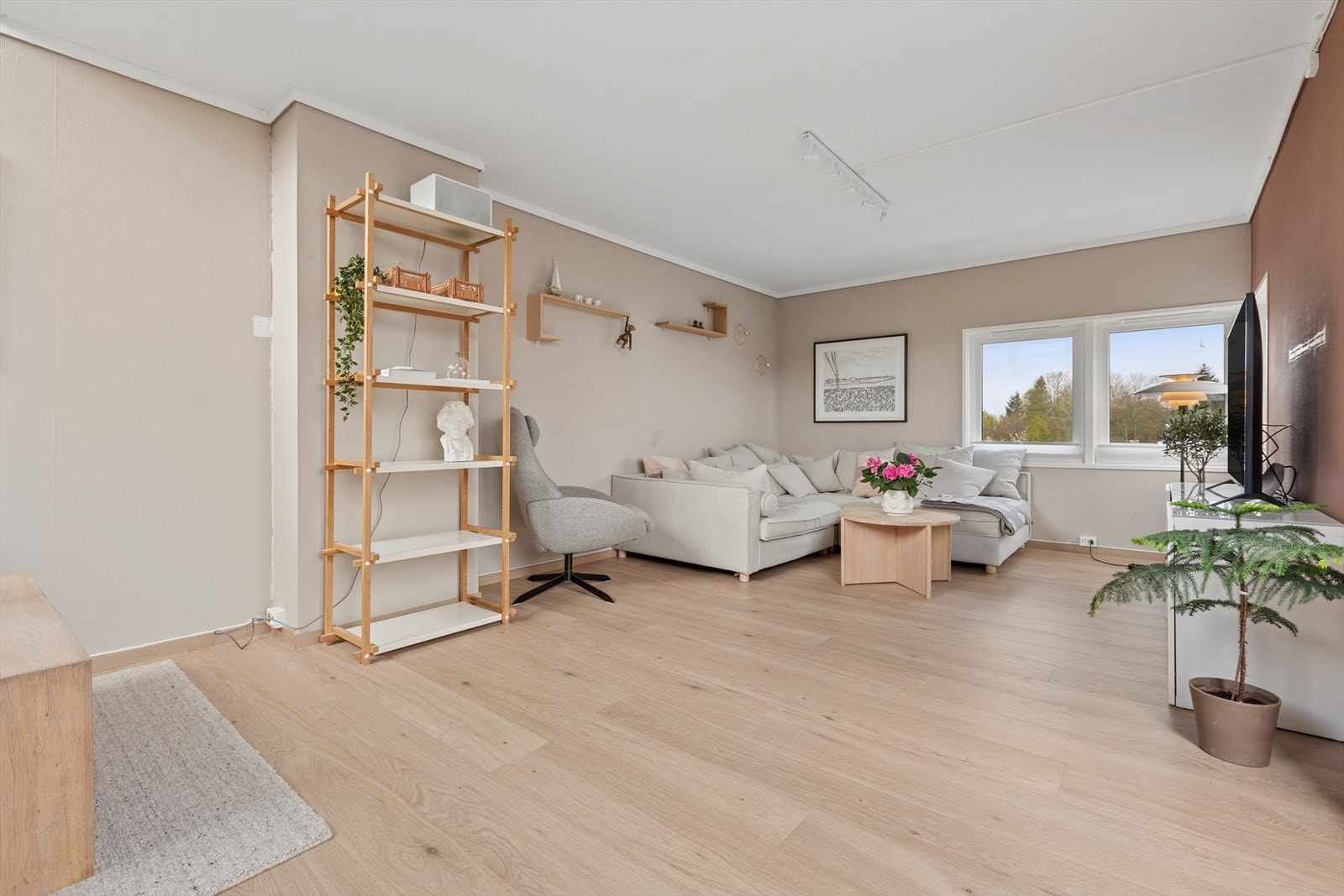 Videre opp finner du stuen med lyst gulv av nyere dato, malte overflater, luftig takhøyde og gode møbleringsmuligheter. Galleribilde