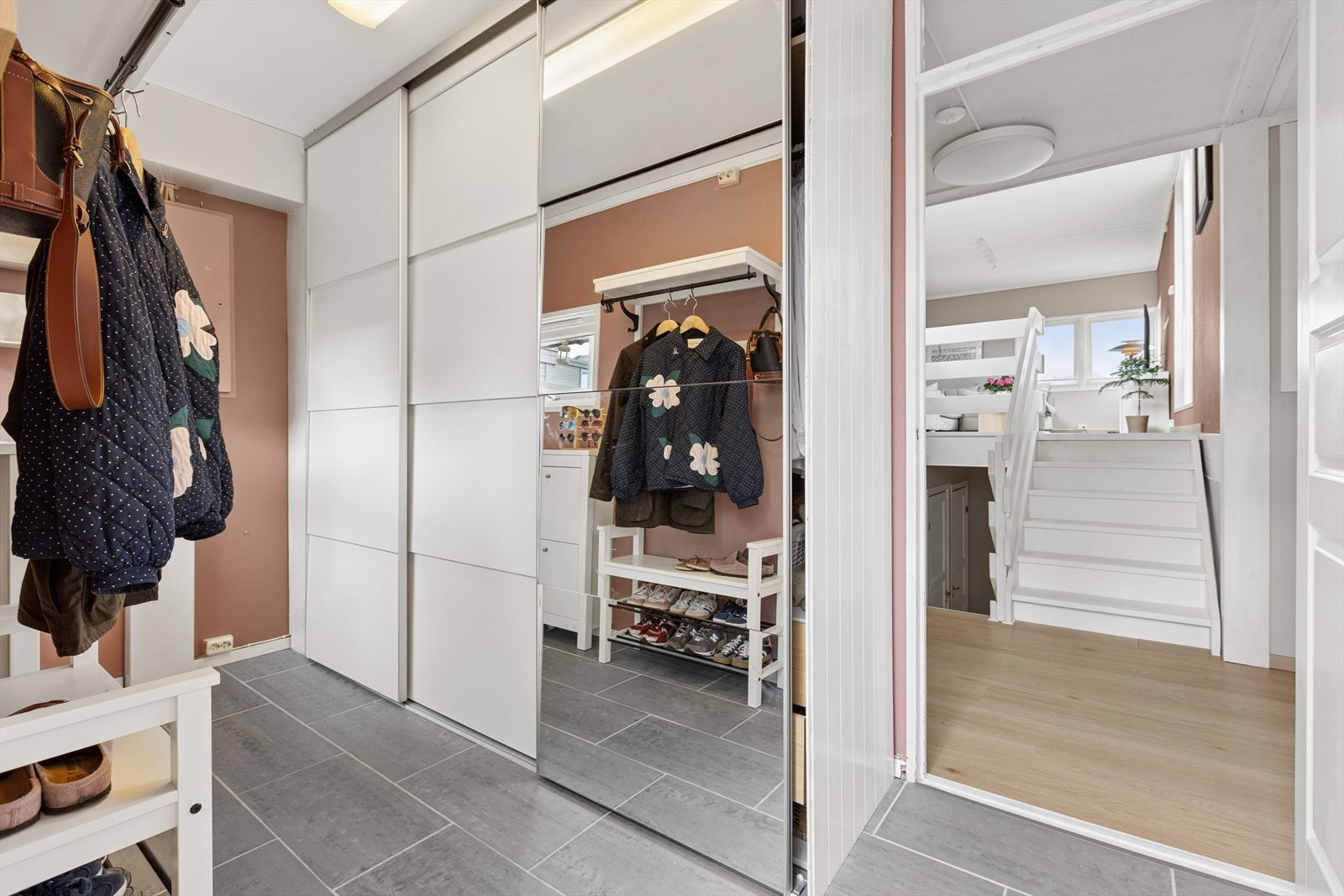Fra inngangspartiet møtes du av en romslig gang med plass til yttertøy. Galleribilde