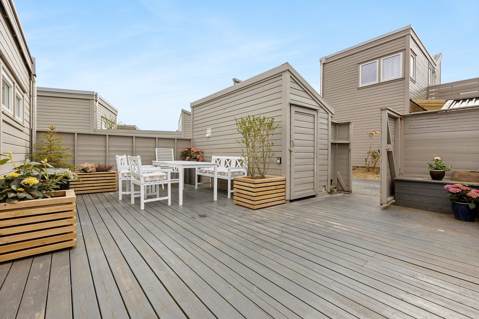 En utvendig bod på ca. 5 m² gir ekstra lagringsplass. Galleribilde