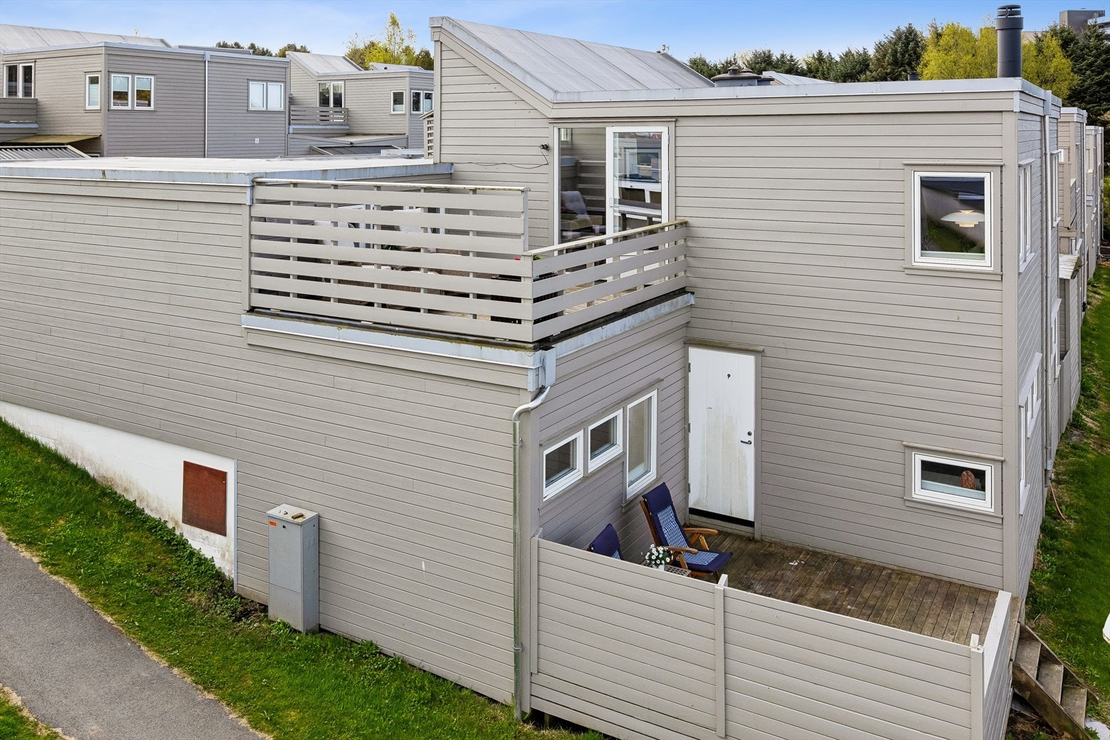 Beliggenheten er attraktiv og barnevennlig, med gangavstand til skoler, barnehager og butikker. Galleribilde