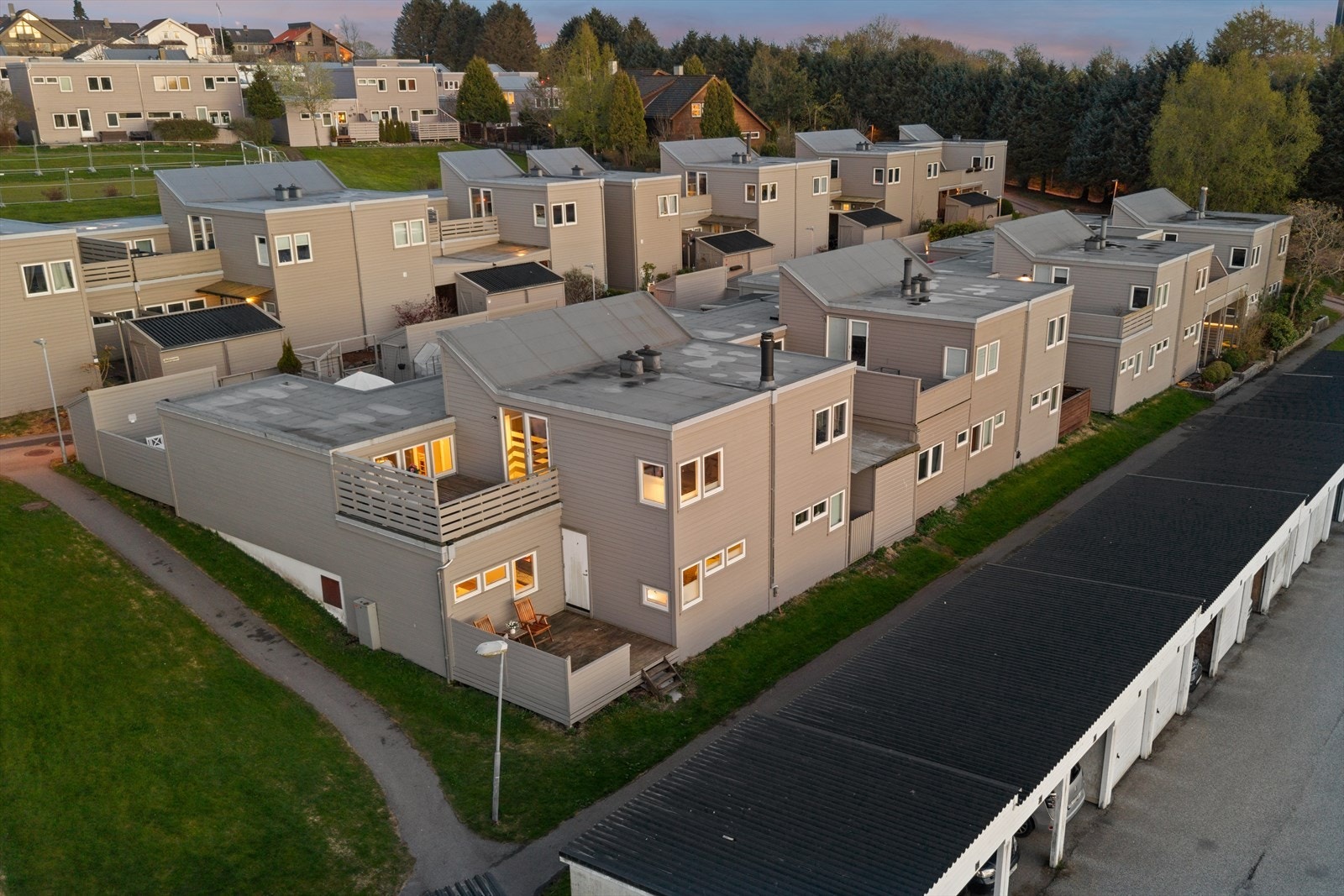 Velkommen til et flott og familievennlig enderekkehus, perfekt for deg som ønsker en praktisk og moderne bolig med nærhet til både byliv og naturskjønne omgivelser. Galleribilde