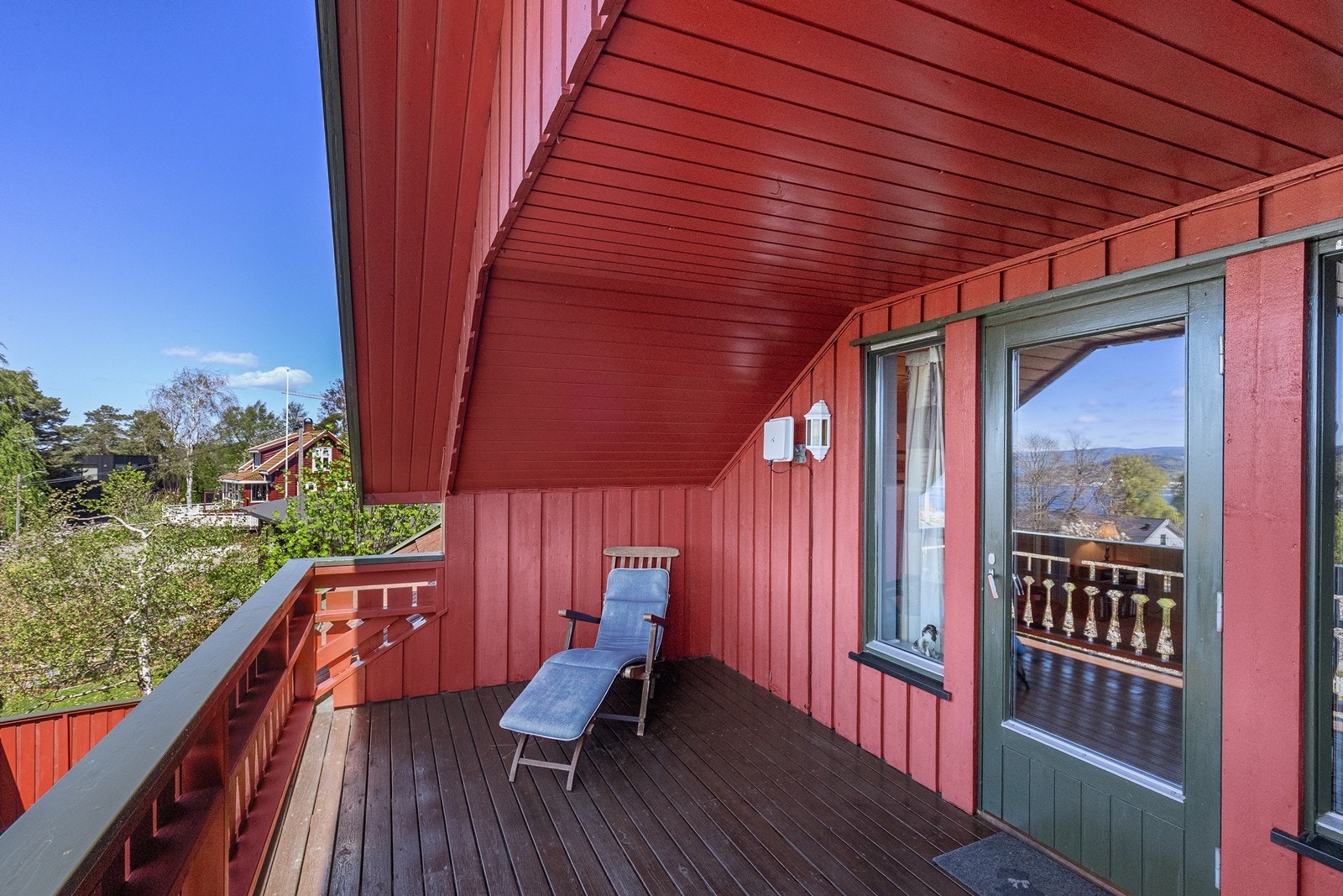 Fra loftsstuen er det utgang til en vestvendt balkong på ca. 15 m². Galleribilde