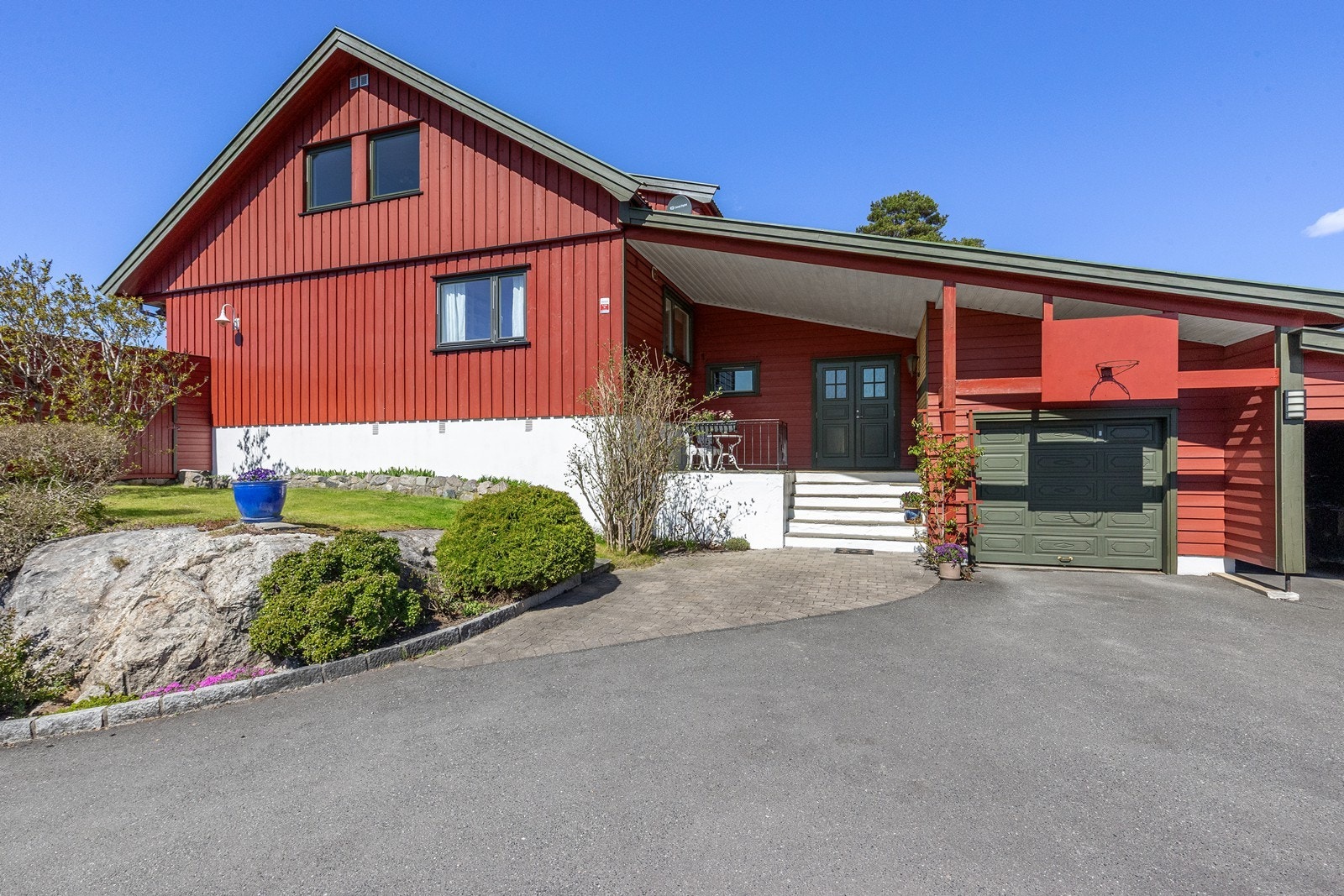 Eiendommen har en integrert garasje samt en carport oppført i 2014. Galleribilde