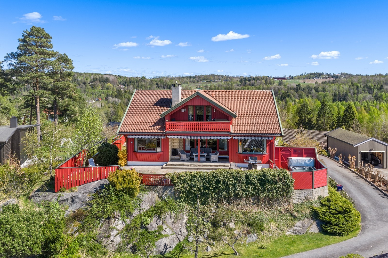 Enebolig over tre plan med en stor, vestvendt og skiferlagt terrasse, utendørs boblebad og utvendig peis. Lite til ingen innsyn og flott fjordutsikt. Galleribilde