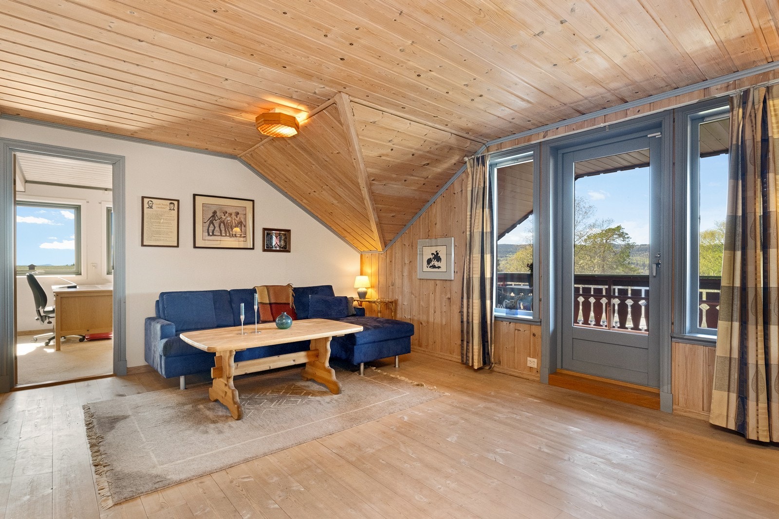Stor loftstue med utgang til overbygget balkong. Galleribilde
