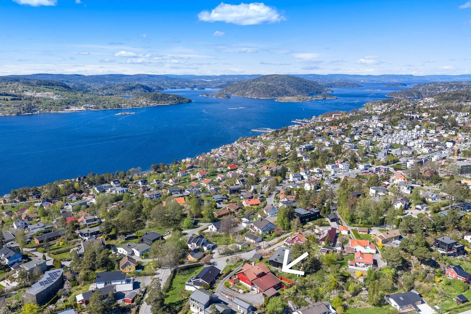 Høyt og frittliggende i meget populær gate i Drøbak. Stille og rolig. Galleribilde