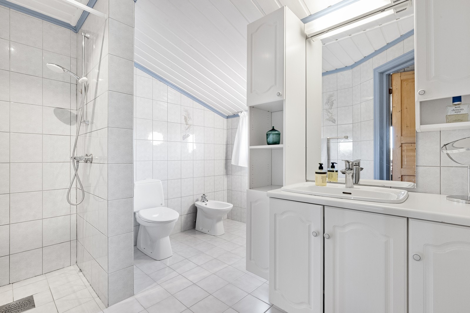 Badet er utstyrt med dusjhjørne, toalett, bidet og servantinnredning. Galleribilde