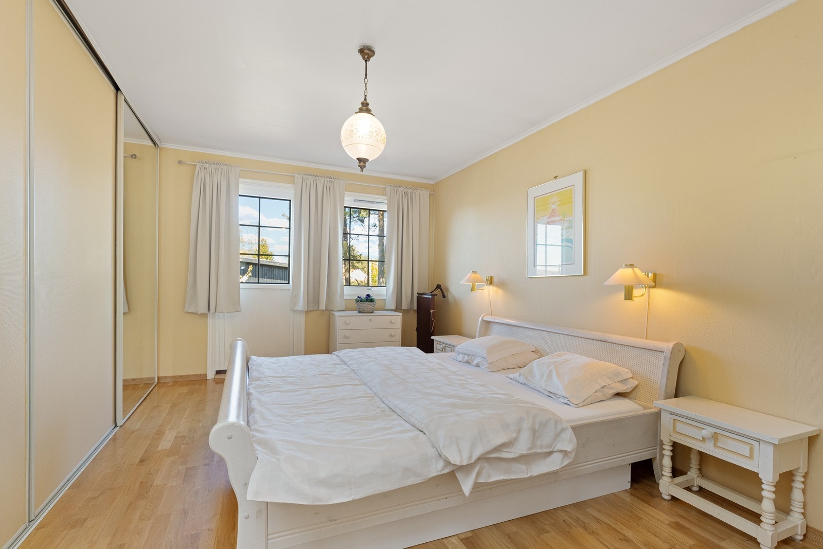 Boligen har totalt fem soverom, hvorav tre er i første etasje. Hovedsoverom med skyvedørsgarderobe og utgang til balkong Galleribilde