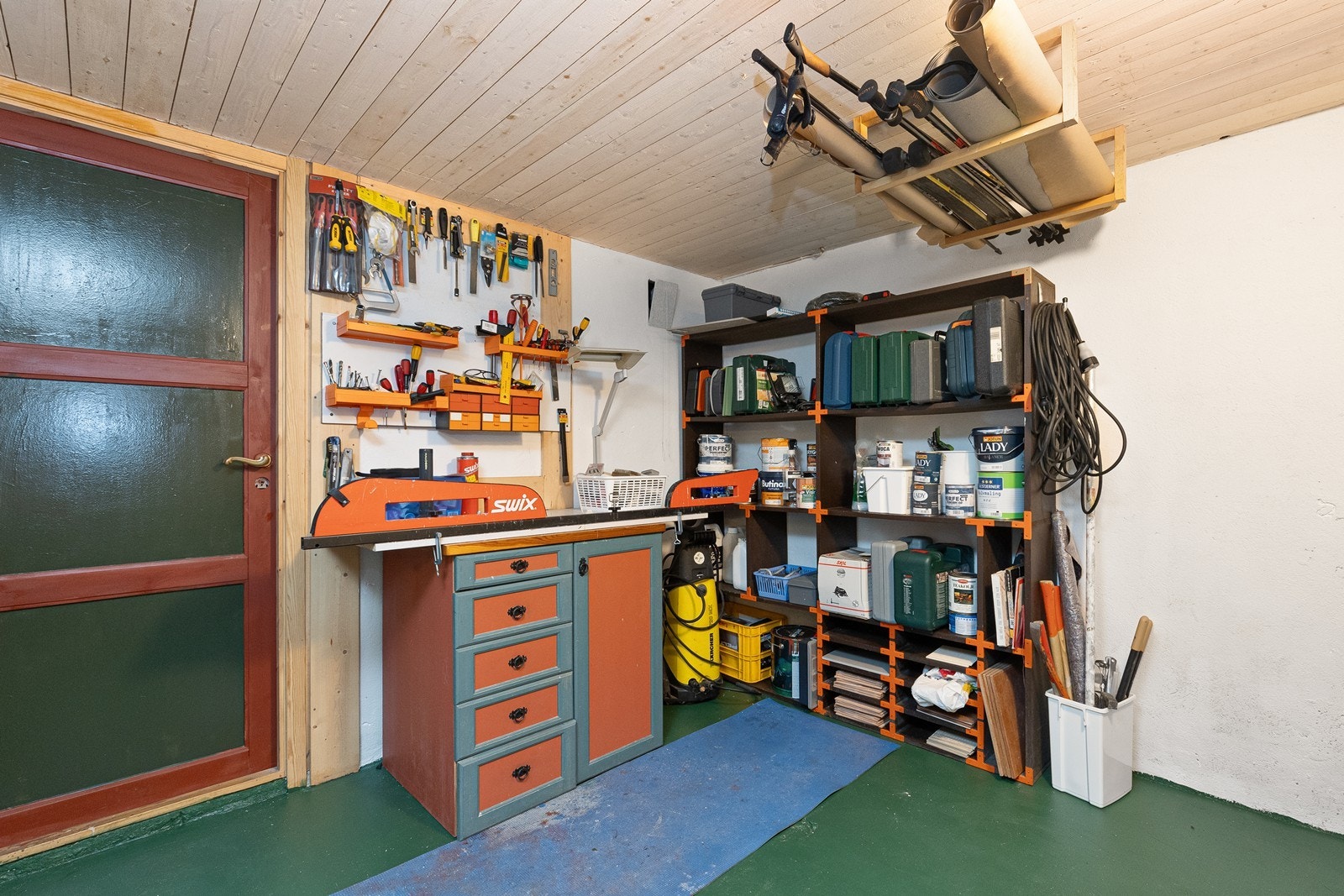 I kjelleren er det et praktisk hobbyrom/bod med god plass til lagring og oppbevaring. Galleribilde
