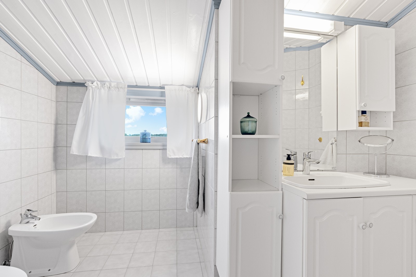 Badet på loftet er fra 1991 og har flislagt gulv med gulvvarme. Galleribilde
