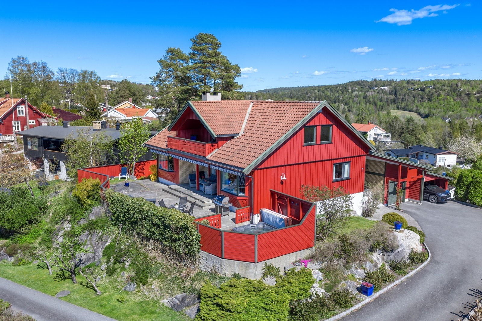Høyt og frittliggende med flotte uteplasser. Meget god intern beliggenhet i Skogveien. Galleribilde
