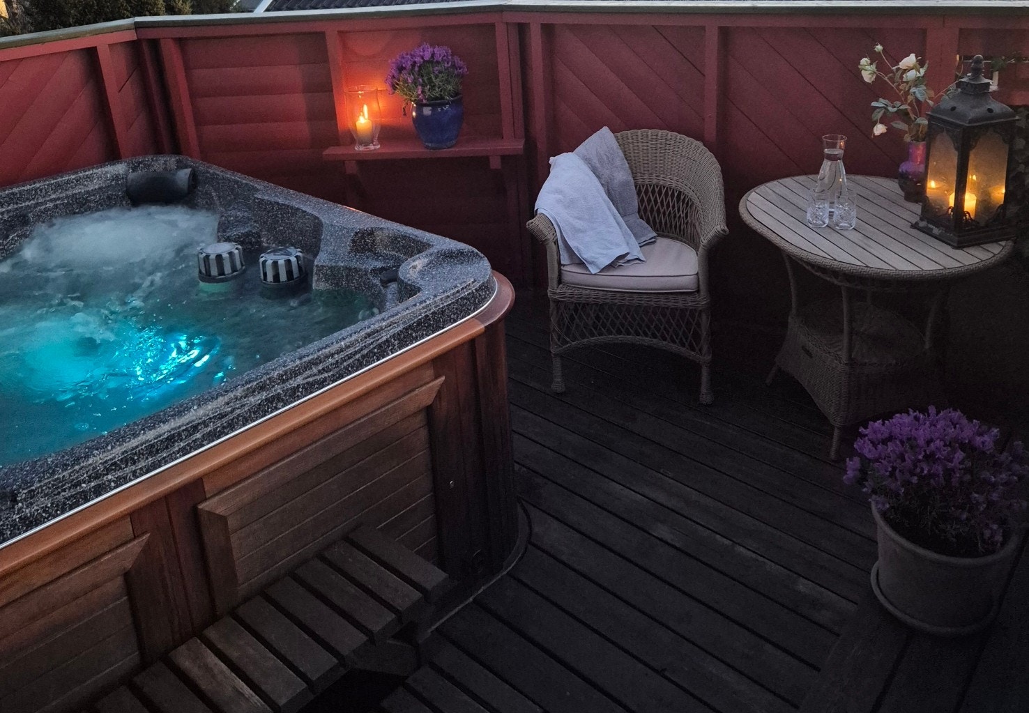 Det utendørs boblebadet er en del av den vestvendte treterrassen. Galleribilde