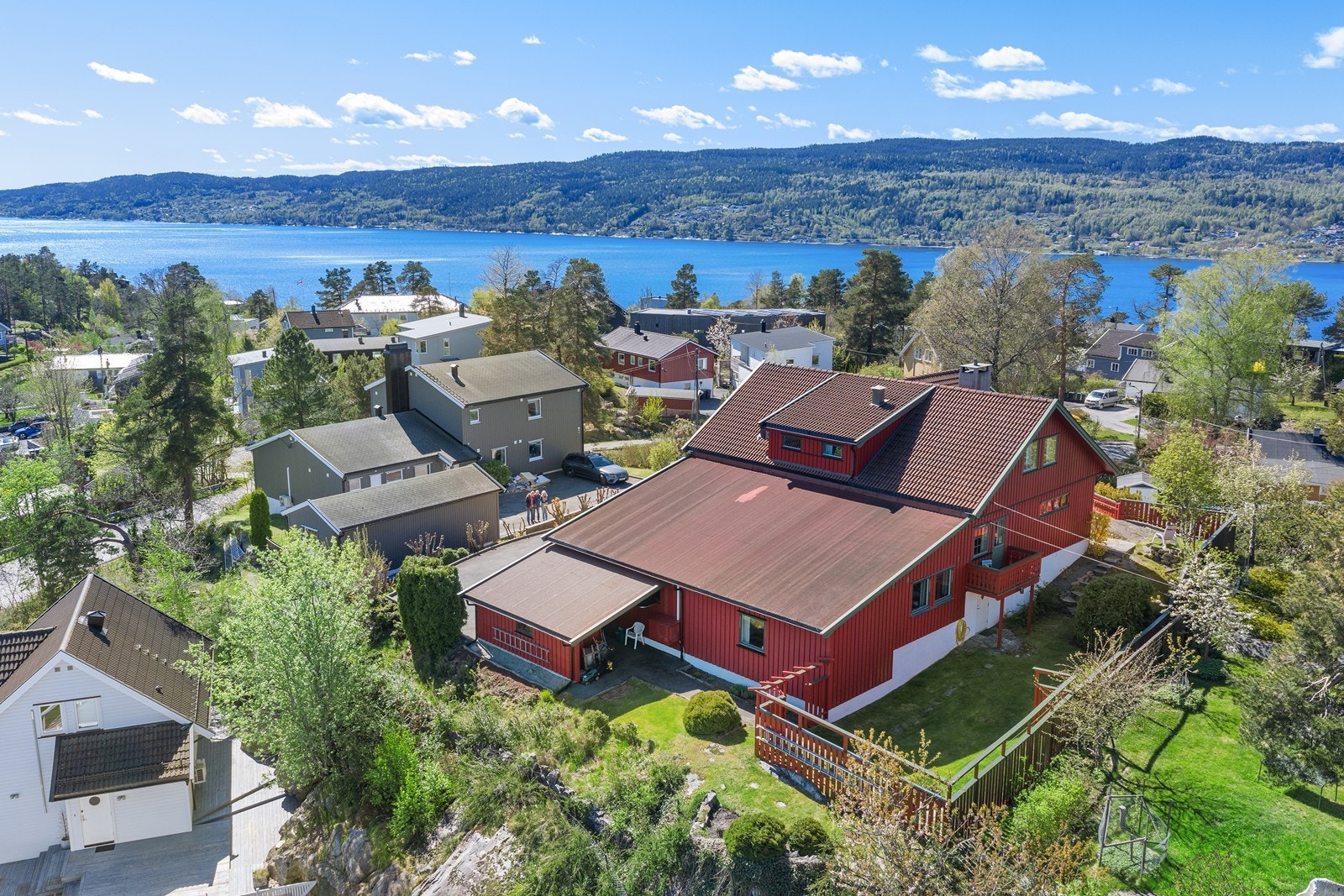Eiendommen ligger høyt og fritt i det etablerte nabolaget Sogsti, med nærhet til både fjorden og gode turmuligheter. Galleribilde