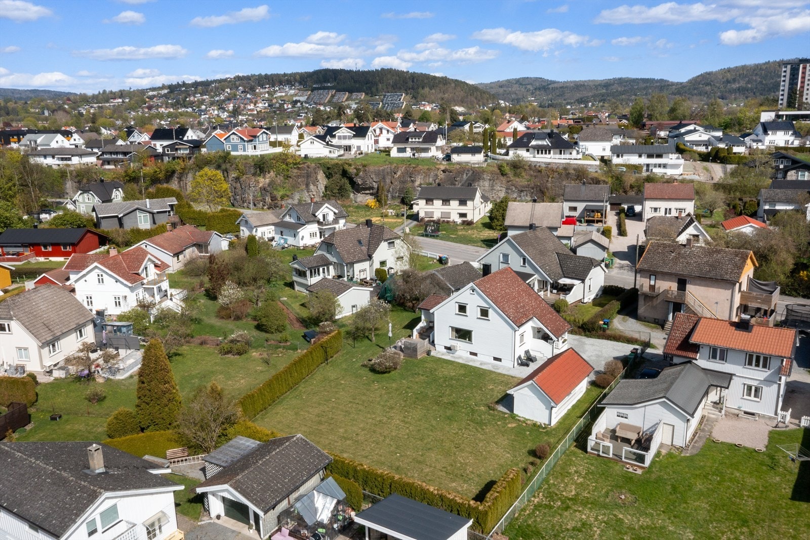 Boligen ligger i et område som hovedsakelig består av eneboliger. Galleribilde