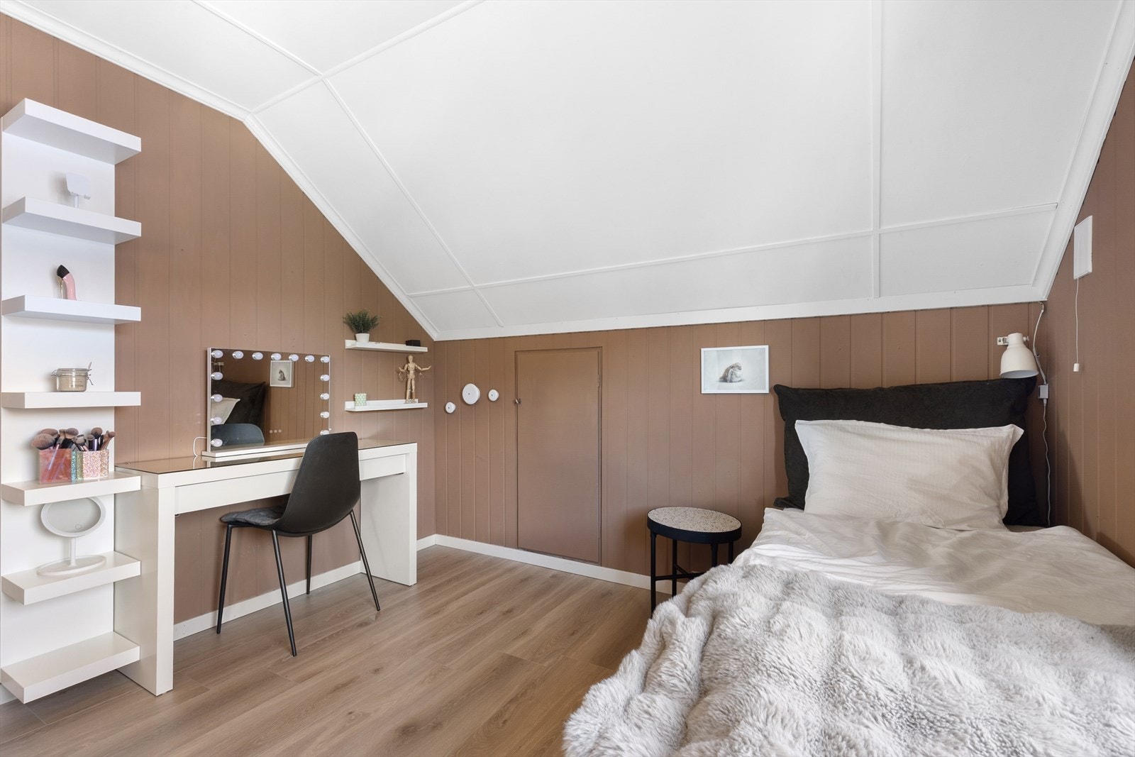 Plass til seng og oppbevaring under skråtaket. Galleribilde