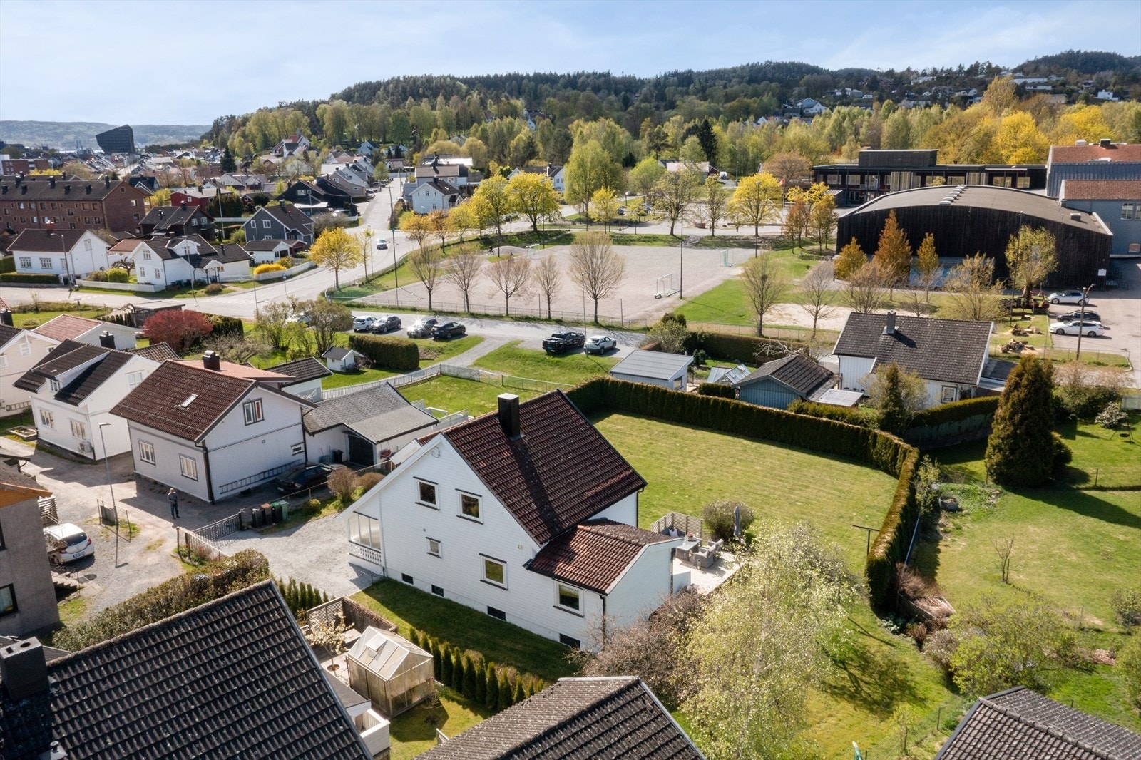 Eiendommen har en sentral plassering i nabolaget, med en stor og privat hage. Galleribilde