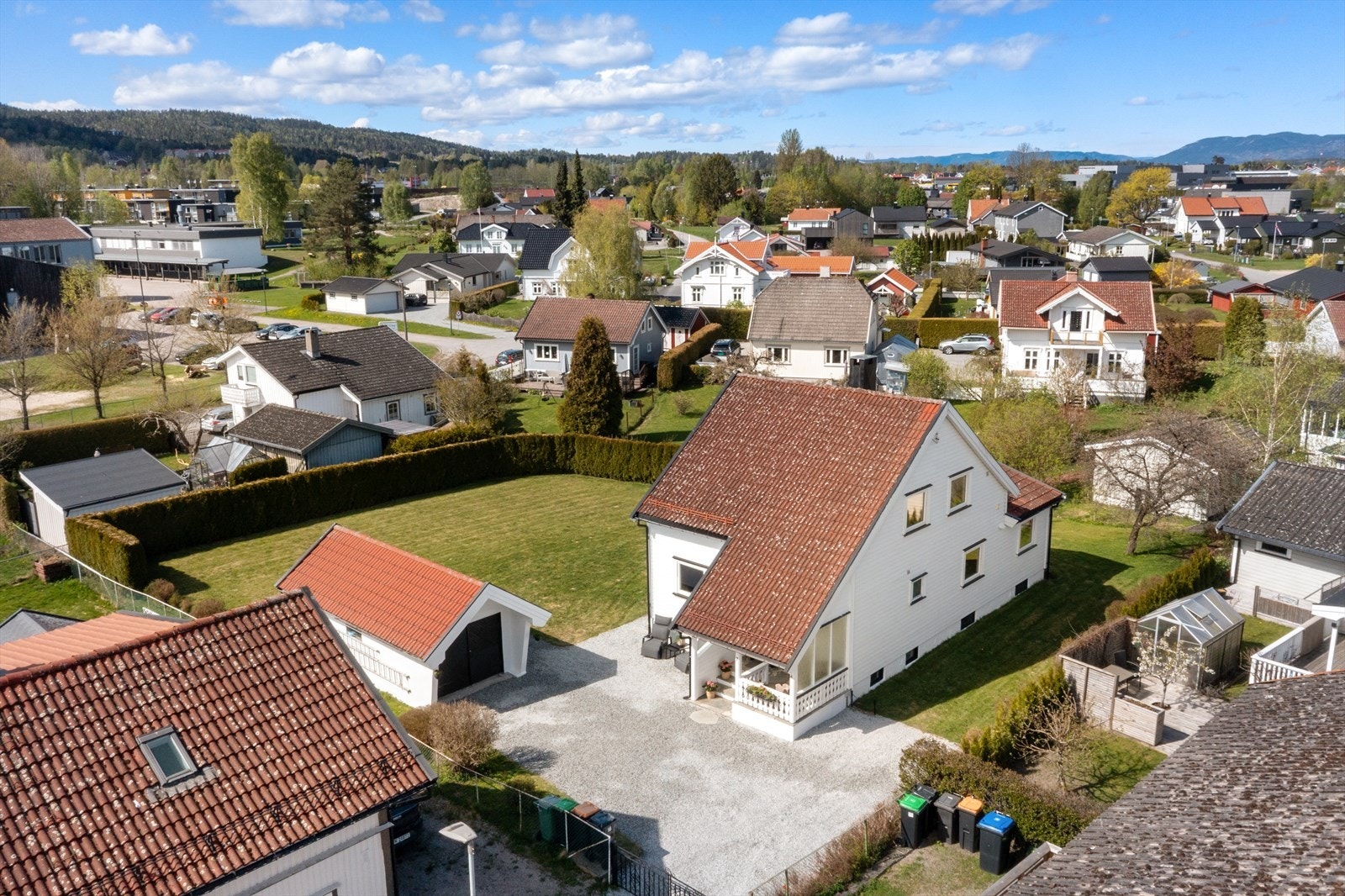 Oversikt over eiendommen og den gruslagte gårdsplassen. Galleribilde