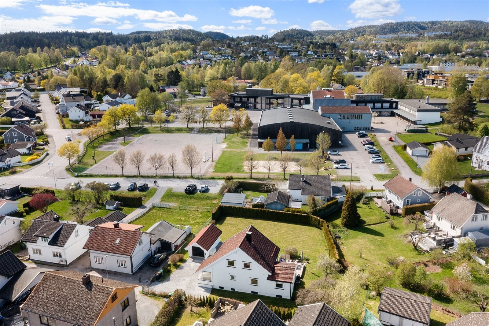 Eiendommen ligger i et etablert boligområde med kort vei til Vestsiden skole, kun fire minutters gange unna. Galleribilde