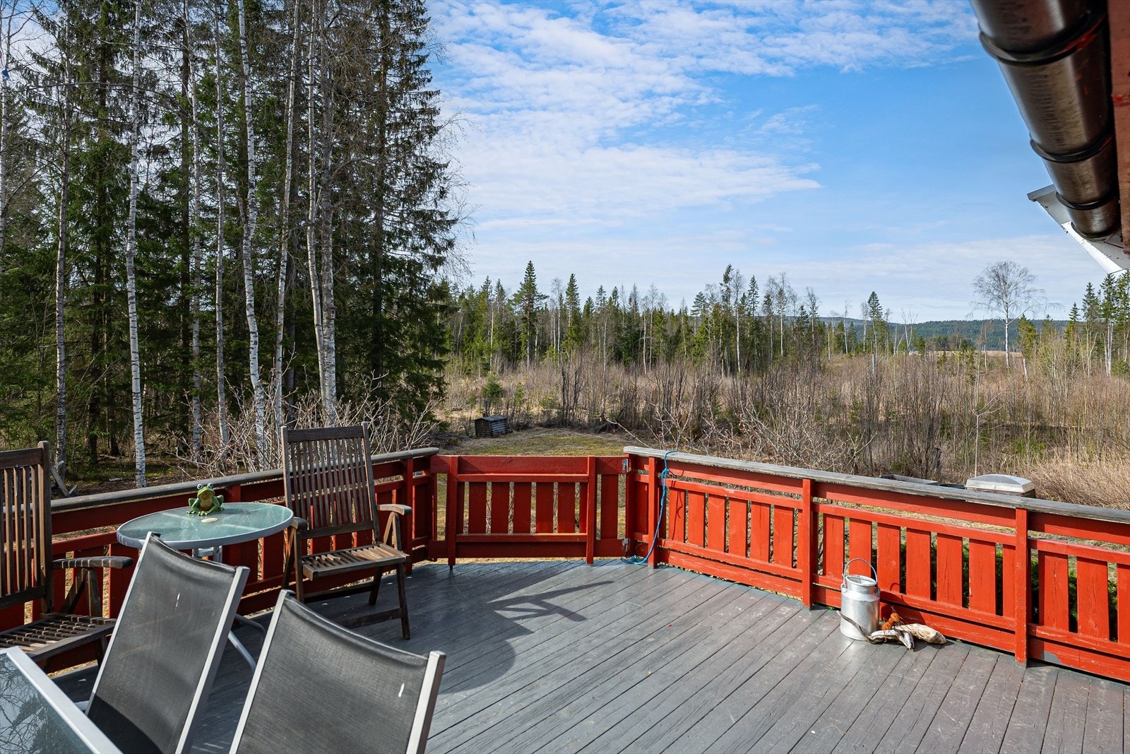 Tomt og terrasse ligger usjenert til med gode solforhold. Galleribilde