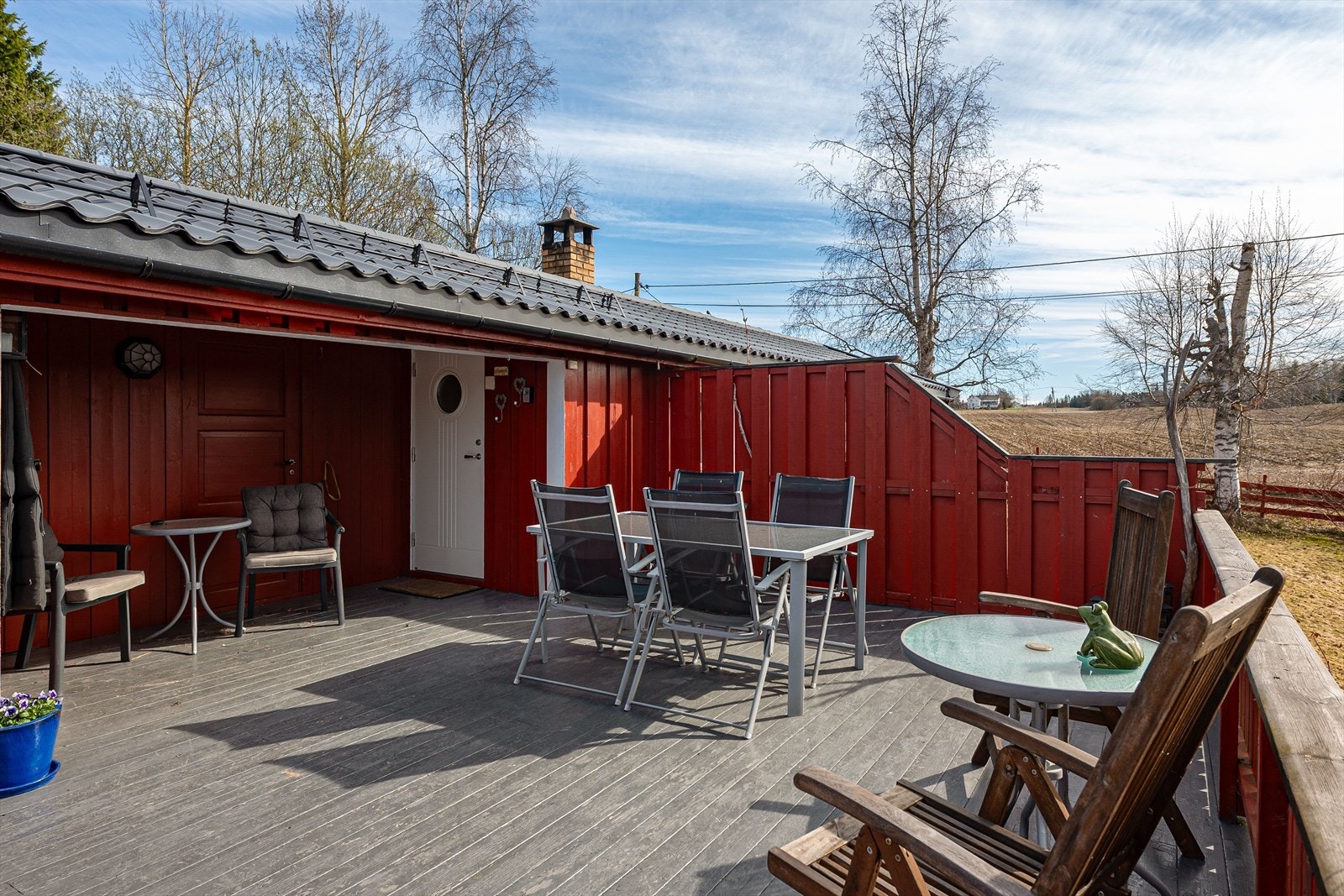 Stor solrik terrasse med entré. Galleribilde