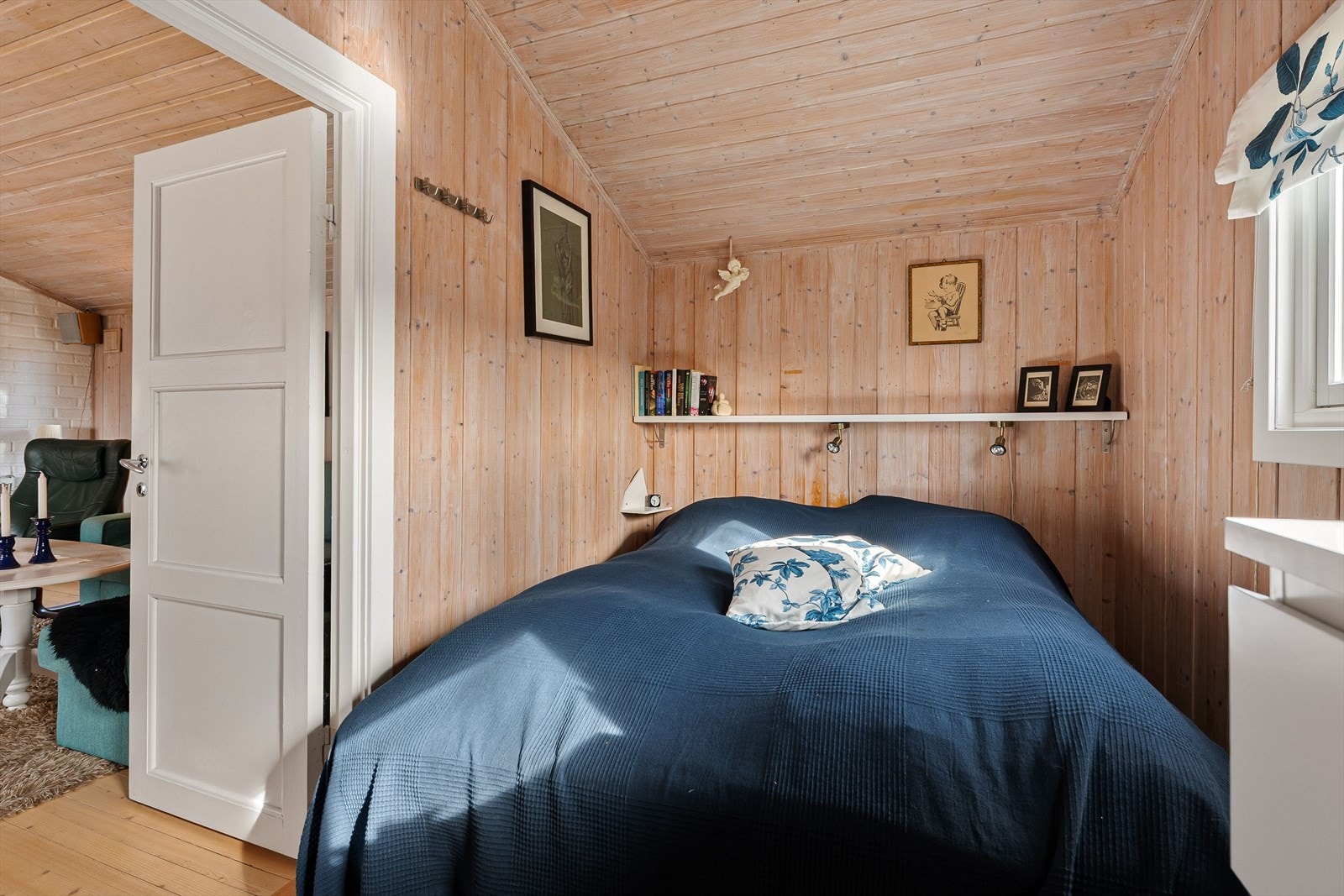 Soverom med plass til dobbeltseng. Galleribilde