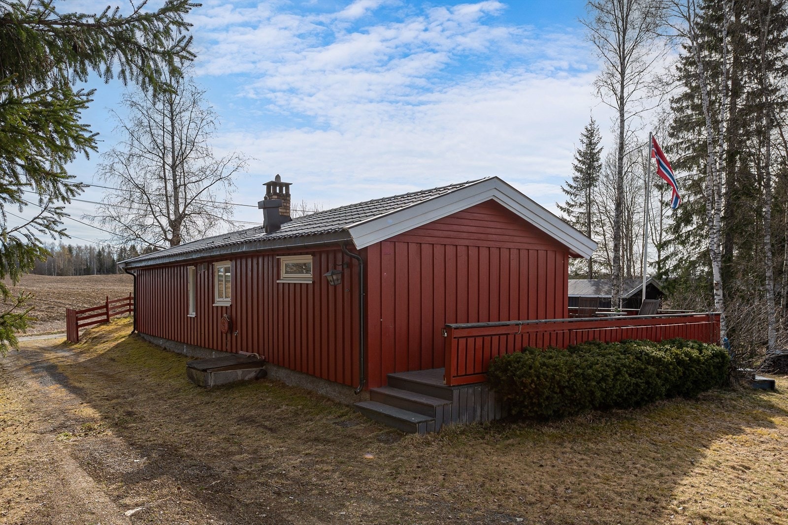 Gode parkeringsmuligheter på tomten. Adkomst via terrasseplatting. Galleribilde