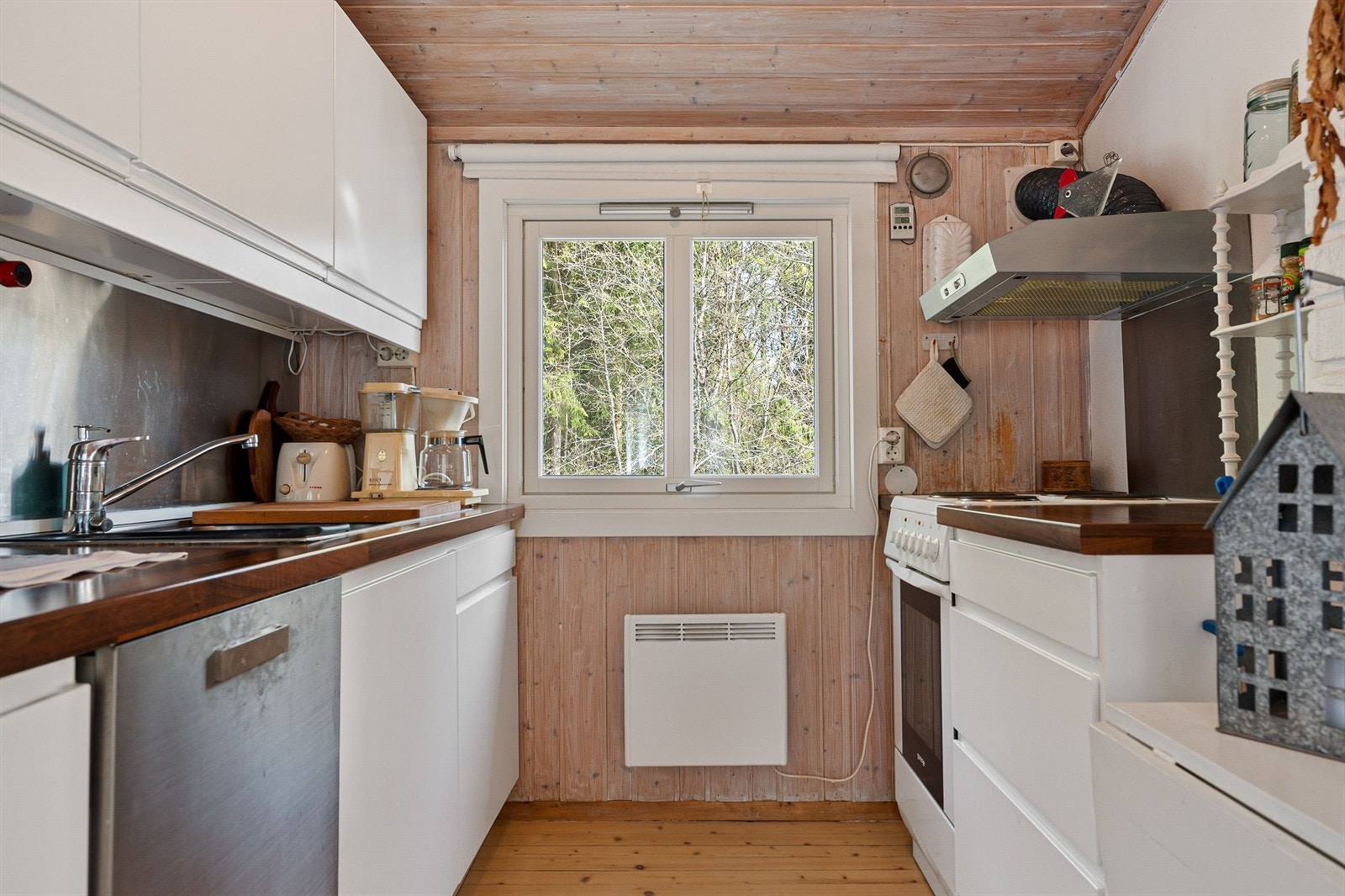 Det er integrert oppvaskmaskin og plass til frittstående komfyr. Godt med skapplass. Galleribilde