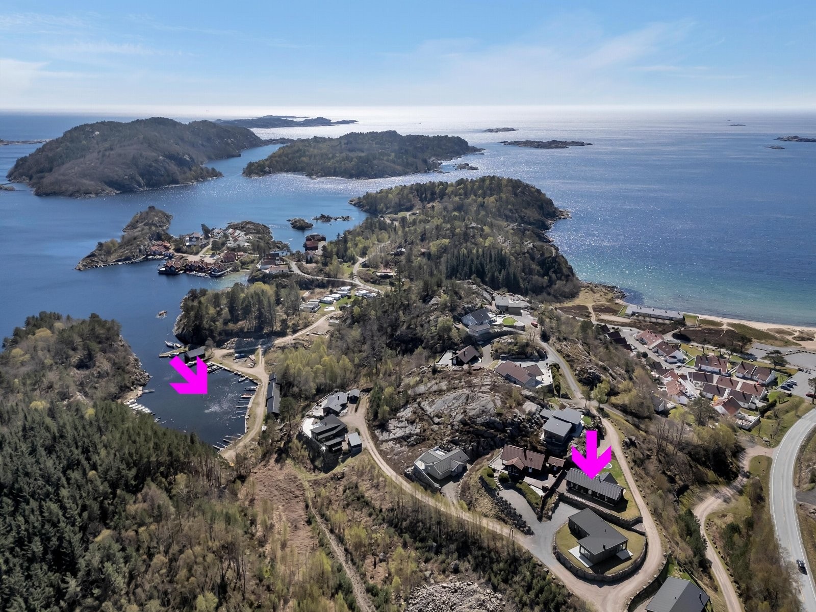 Hytten har gangavstand til sjøbu/båtplass som det er muligheter til å leie. Galleribilde