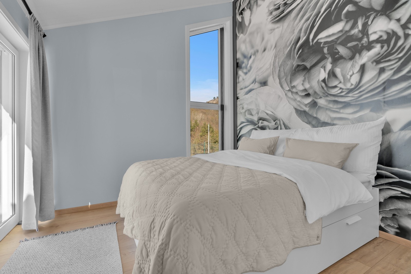 Soverom I er lyst og pent med plass til dobbeltseng og har skyvedør til terrassen. Galleribilde