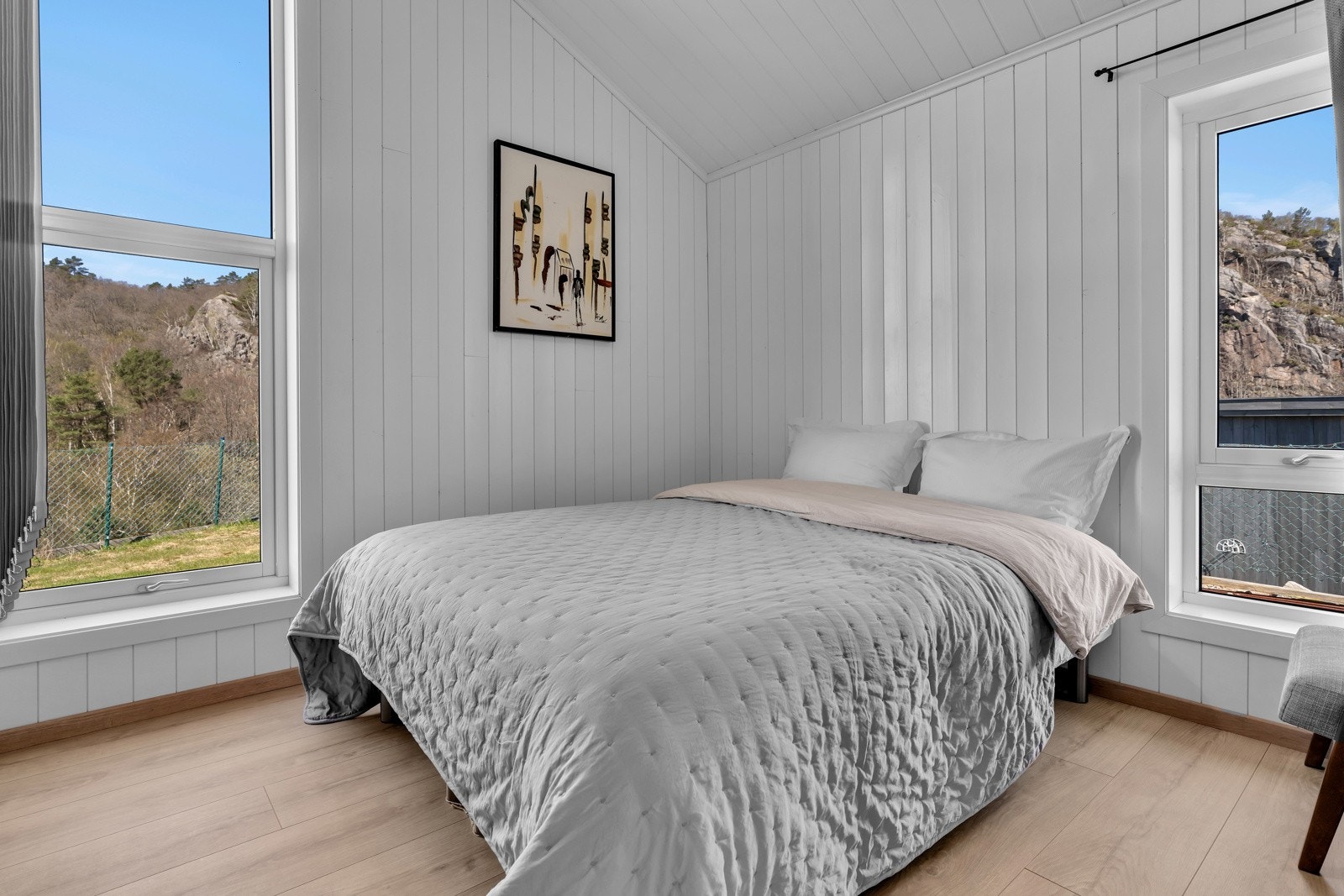 Soverom II har gode vindusflater og plass til dobbeltseng. Galleribilde