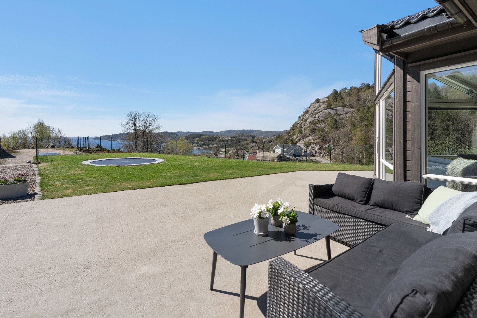 Hytten har en romslig platting med god plass til flere sittesoner hvor du kan nyte den idylliske utsikten. Galleribilde