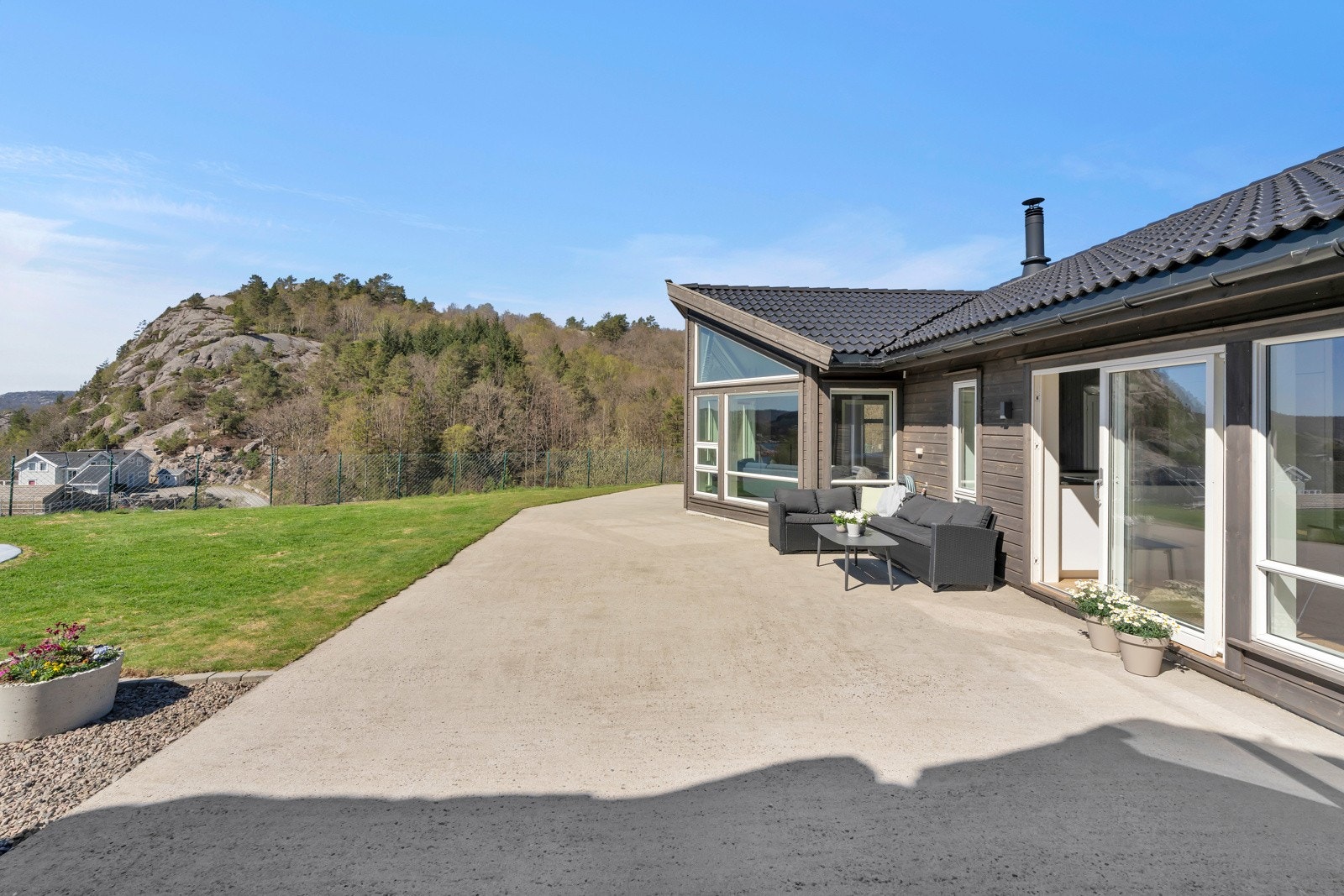 Terrassen strekker seg over hele fremsiden av hytten og har gode solforhold. Galleribilde