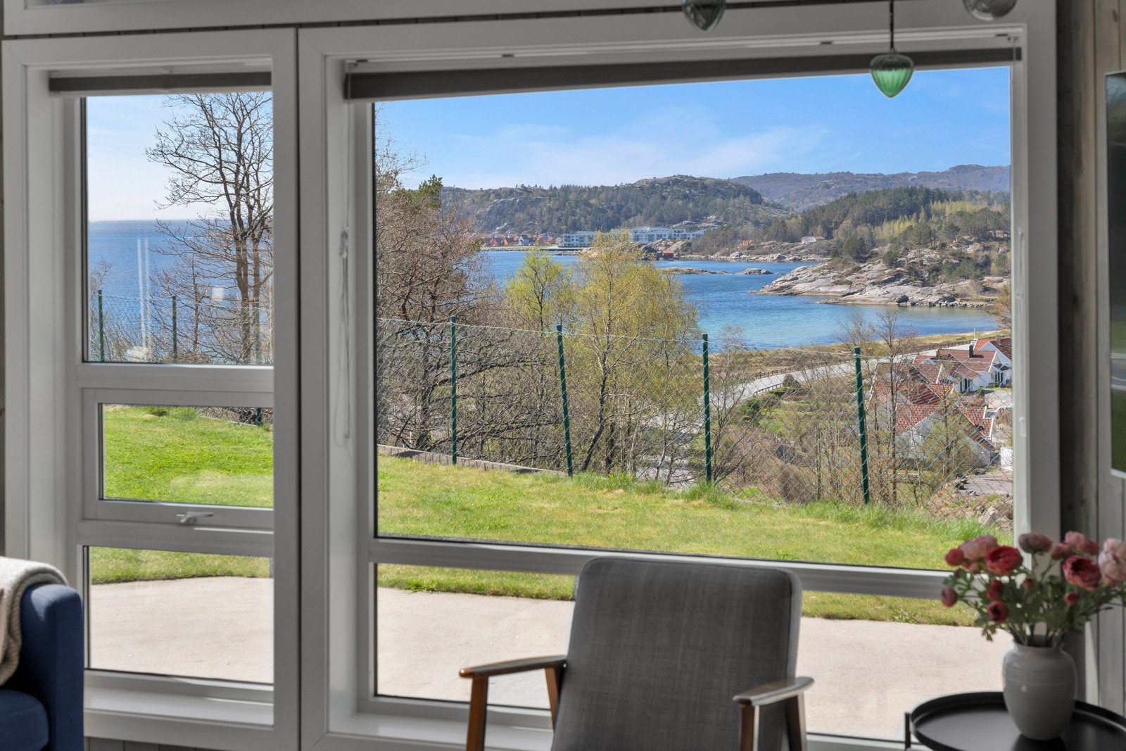 Fra eiendommen har man utsikt til sjø, sandstrand og skjærgård. Ekte sørlandsidyll! Galleribilde